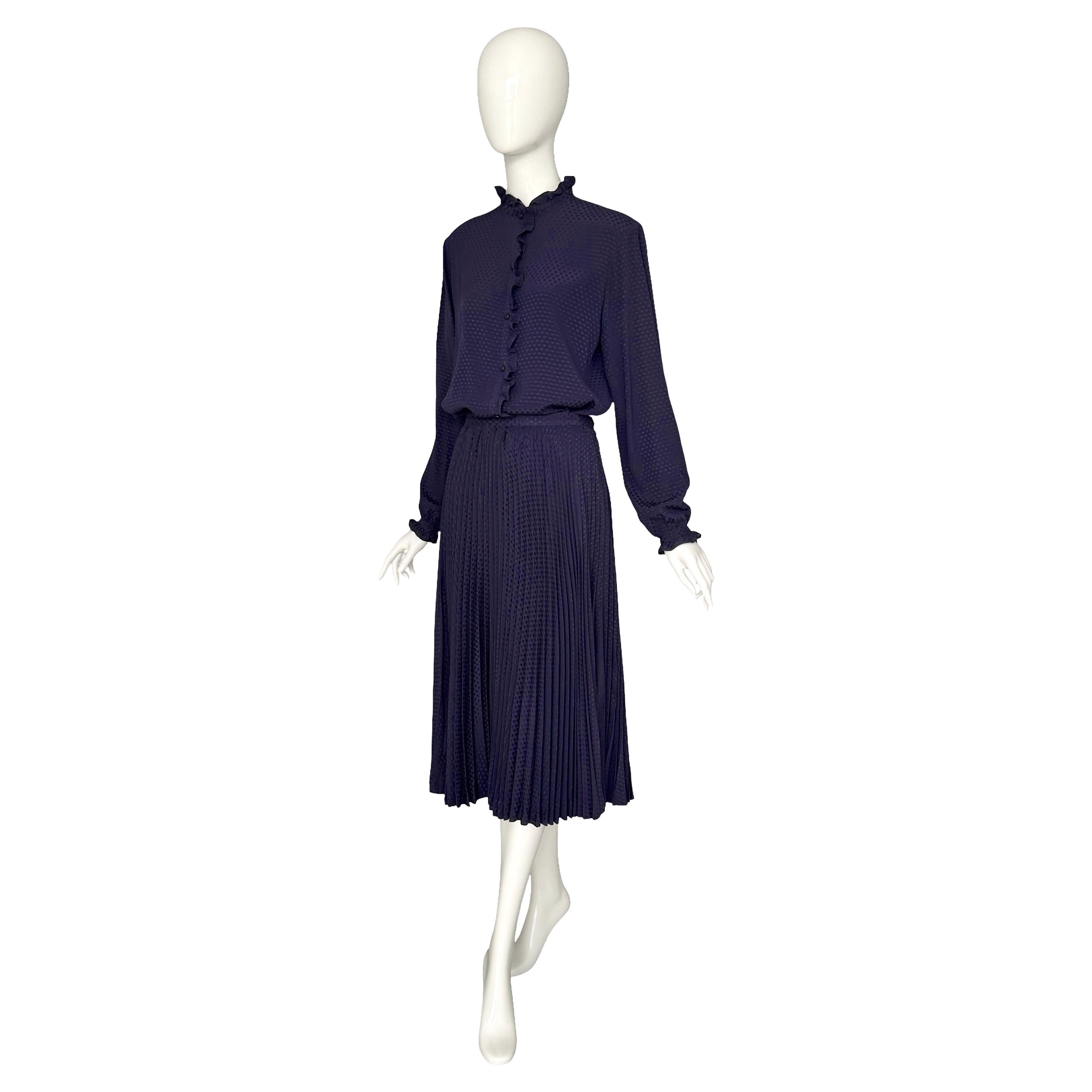 Conjunto de seda vintage Salvatore Ferragamo de los años 70
Falda Plisada y Blusa con Volantes - Bleu/Prune

Este precioso conjunto vintage de Salvatore Ferragamo data de los años 70 y está confeccionado en crepé de seda 100%. En un intenso tono