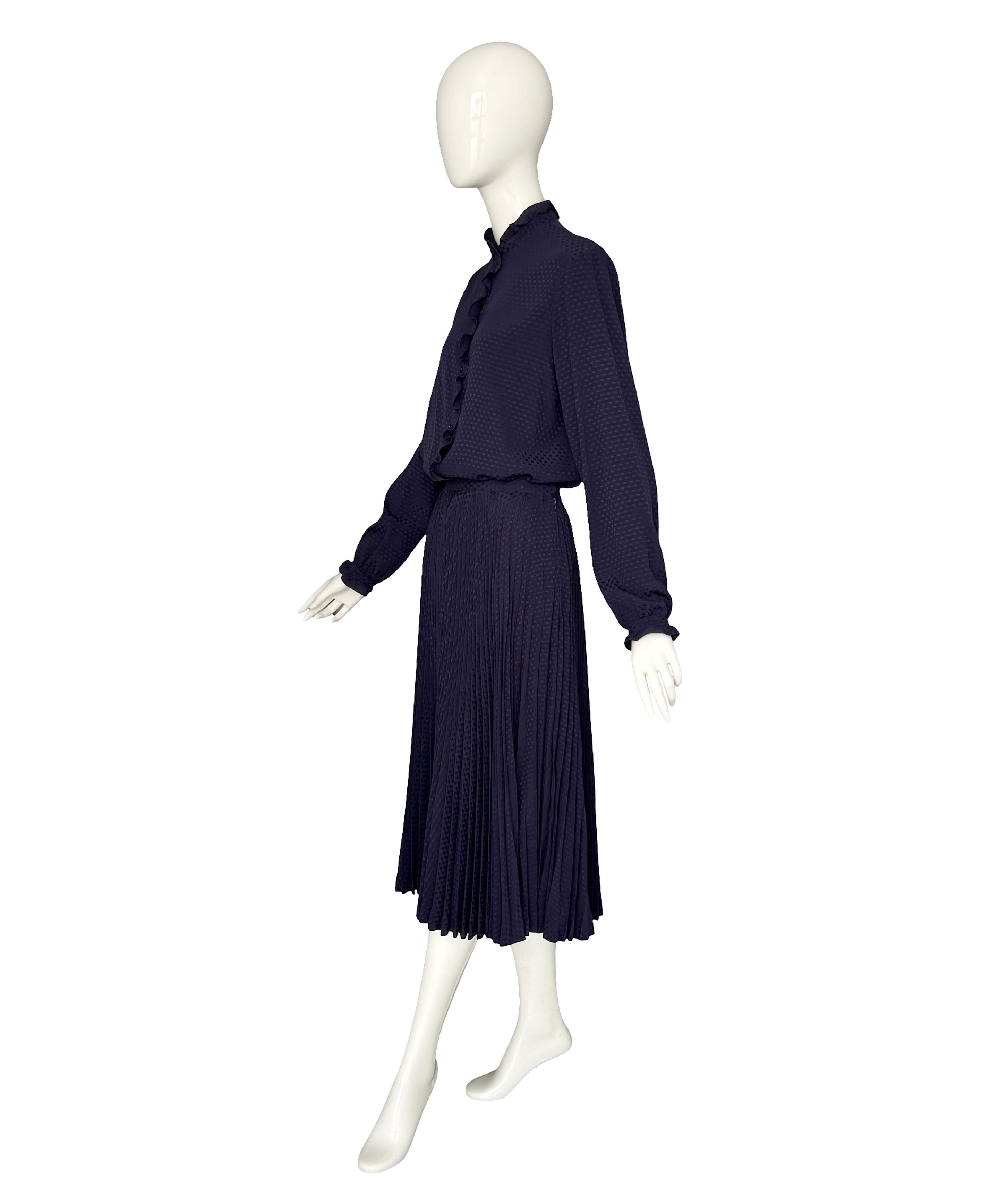 Salvatore Ferragamo Vintage Años 70 Conjunto de seda azul Falda plisada y blusa con volantes en Excelente estado para la venta en Antwerpen, Vlaams Gewest