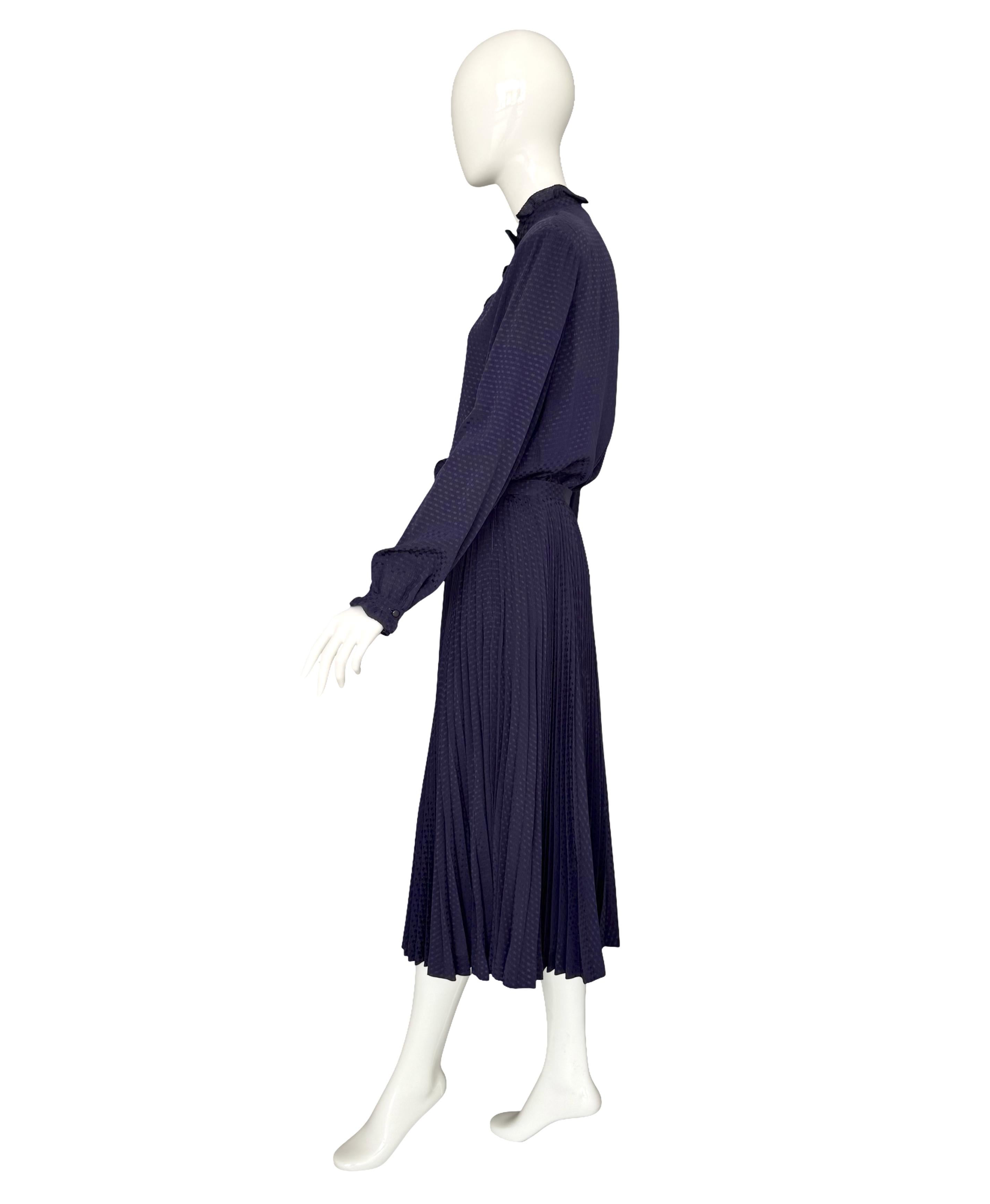 Salvatore Ferragamo Vintage Años 70 Conjunto de seda azul Falda plisada y blusa con volantes en venta 1