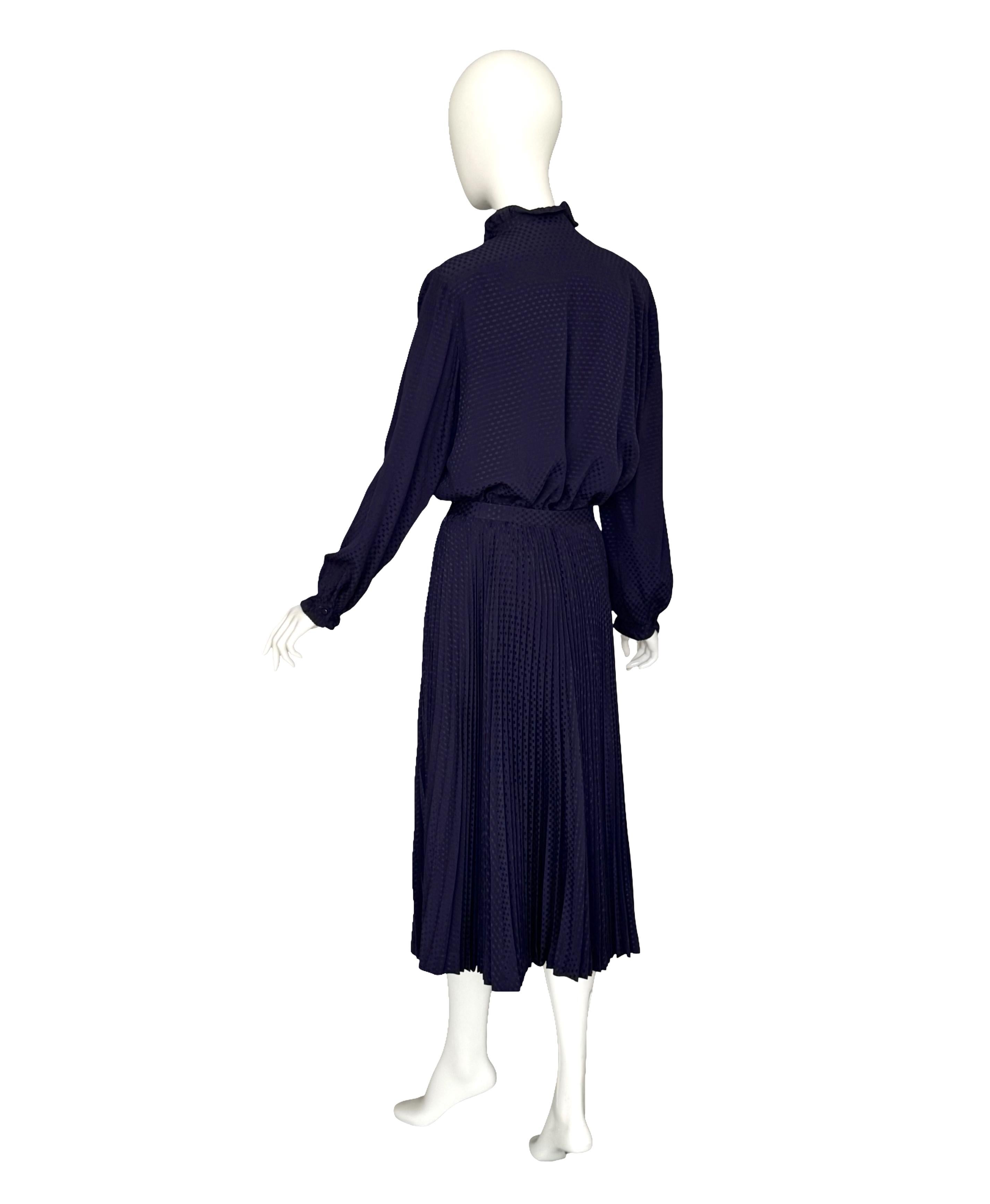 Salvatore Ferragamo Vintage Años 70 Conjunto de seda azul Falda plisada y blusa con volantes en venta 2