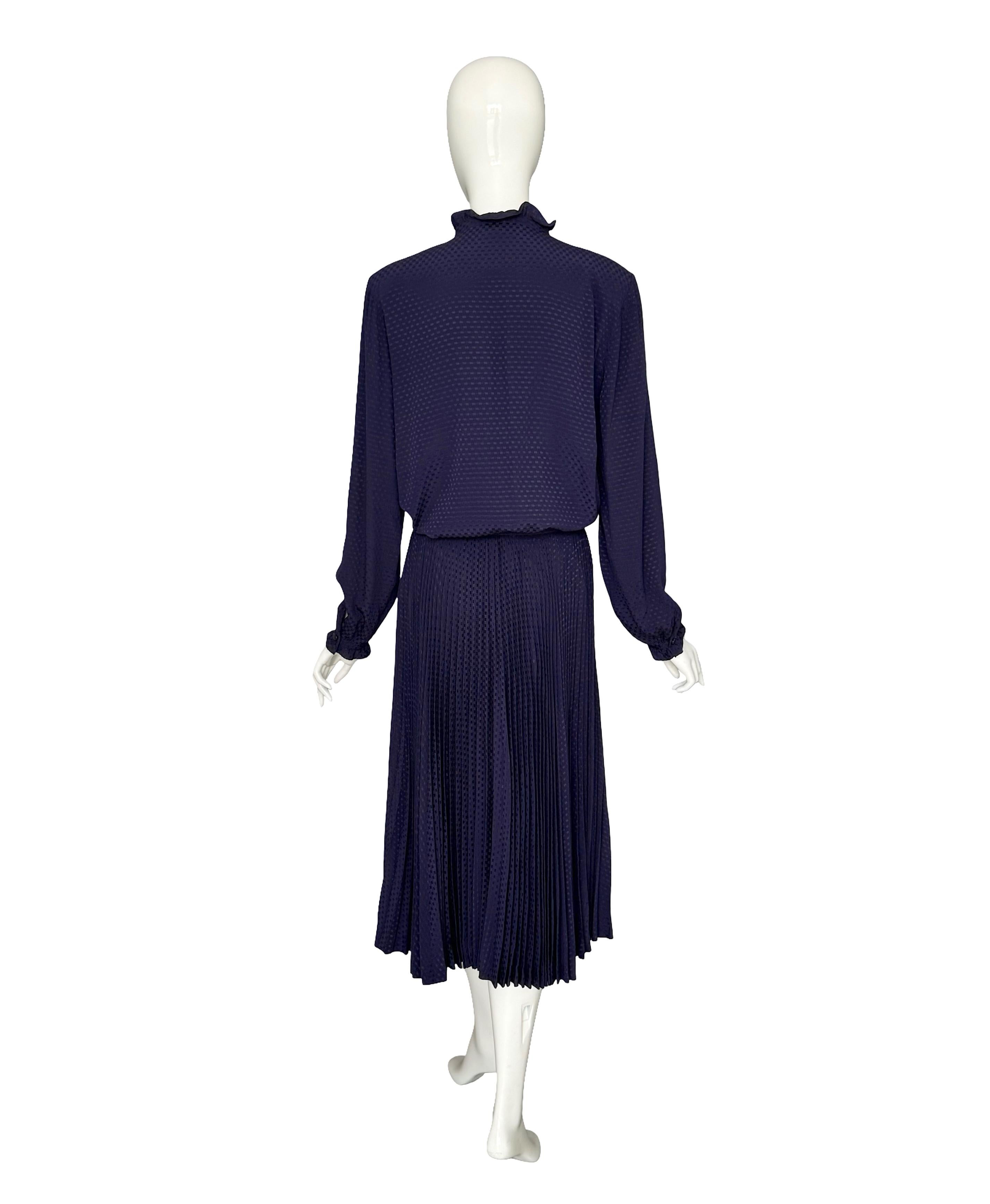 Salvatore Ferragamo Vintage Años 70 Conjunto de seda azul Falda plisada y blusa con volantes en venta 3