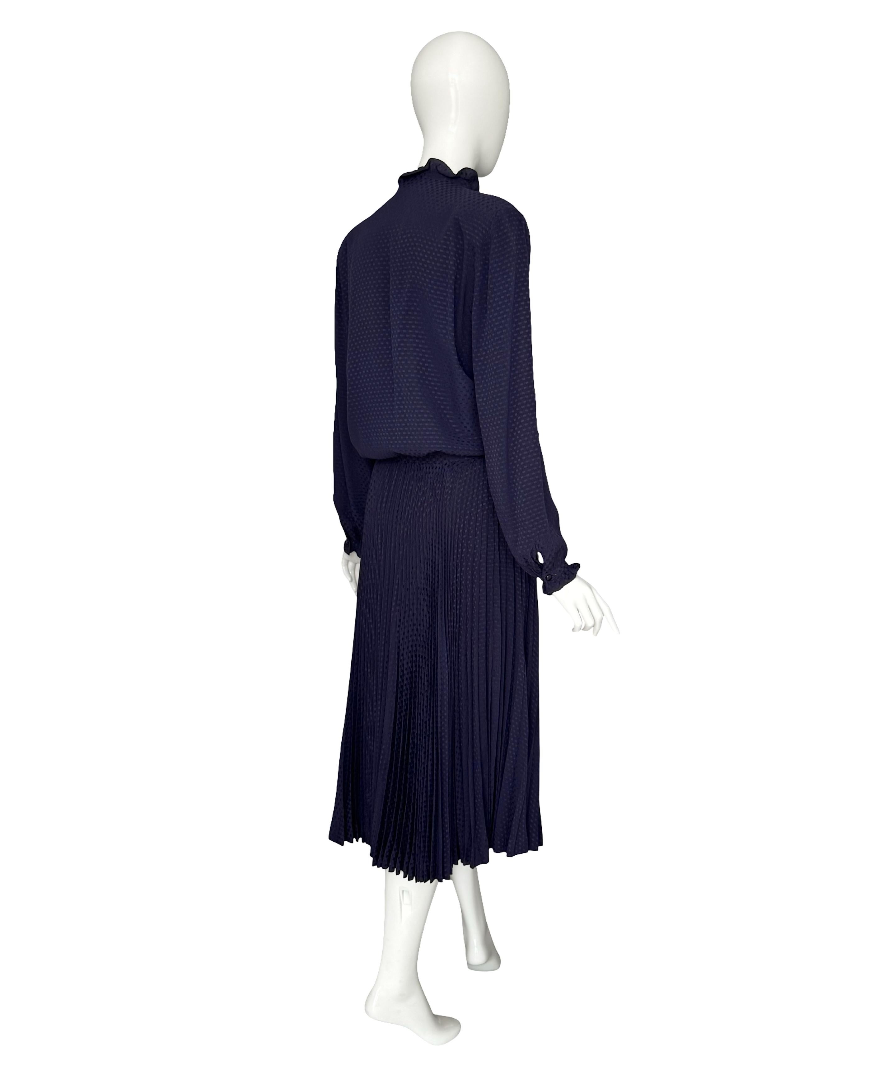 Salvatore Ferragamo Vintage Años 70 Conjunto de seda azul Falda plisada y blusa con volantes en venta 4