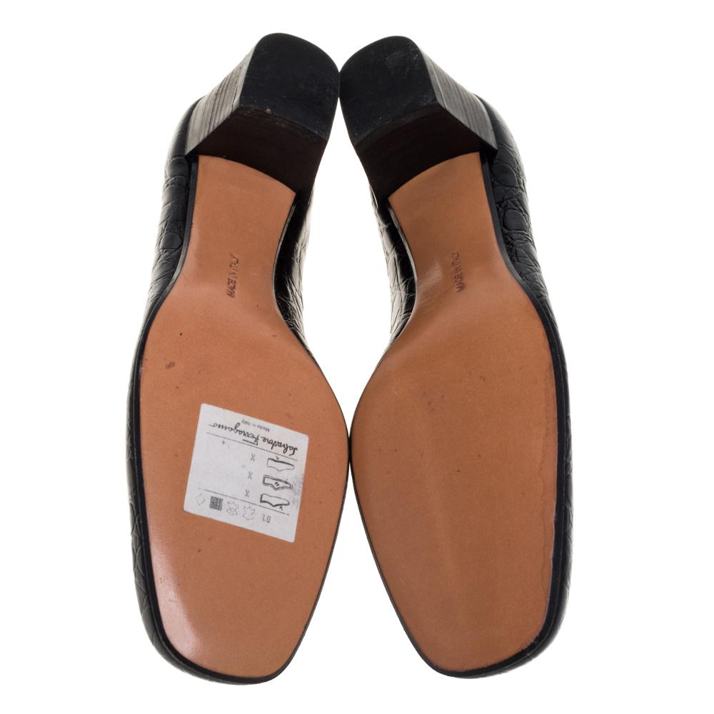 Salvatore Ferragamo Vintage Pumps aus schwarzem Leder mit Kroko-Prägung Größe 38,5 im Zustand „Gut“ in Dubai, Al Qouz 2
