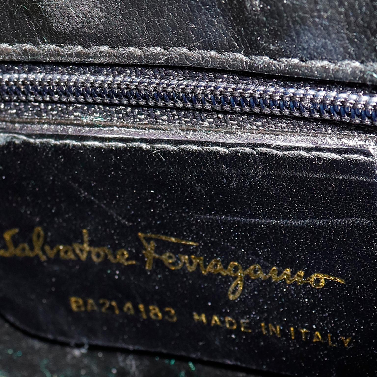 Salvatore Ferragamo Vintage Schwarze Wildleder-Umhängetasche mit goldener Monogramm-Hardware im Angebot 6