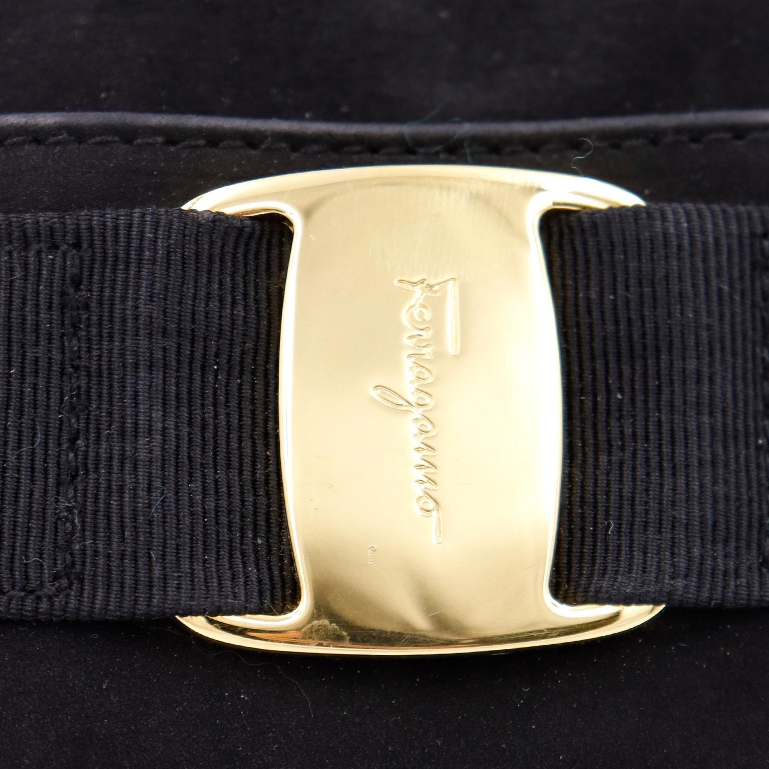 Salvatore Ferragamo Vintage Schwarze Wildleder-Umhängetasche mit goldener Monogramm-Hardware im Angebot 2