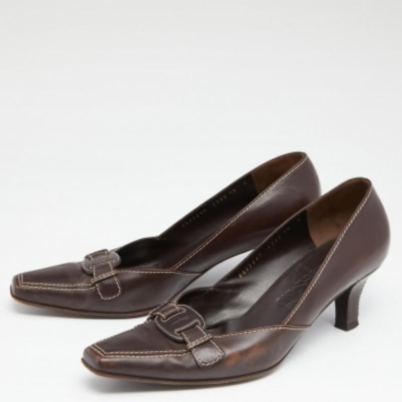 Diese Pumps aus dem Hause Salvatore Ferragamo sind mit ausgewählten Merkmalen versehen, um Eleganz und Gelassenheit zu bieten. Sie sind außen aus braunem Vintage-Leder gefertigt. Sie haben einen 7 cm hohen Absatz, spitze Zehen und sind zum