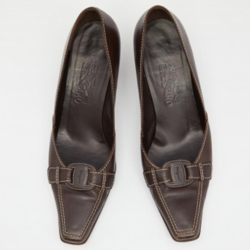 Salvatore Ferragamo Vintage Brown Leder Spitze Zehenpumps Größe 40.5 (Schwarz) im Angebot