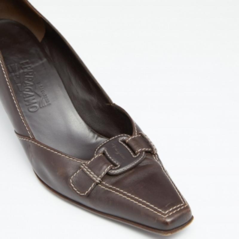 Salvatore Ferragamo Vintage Brown Leder Spitze Zehenpumps Größe 40.5 Damen im Angebot