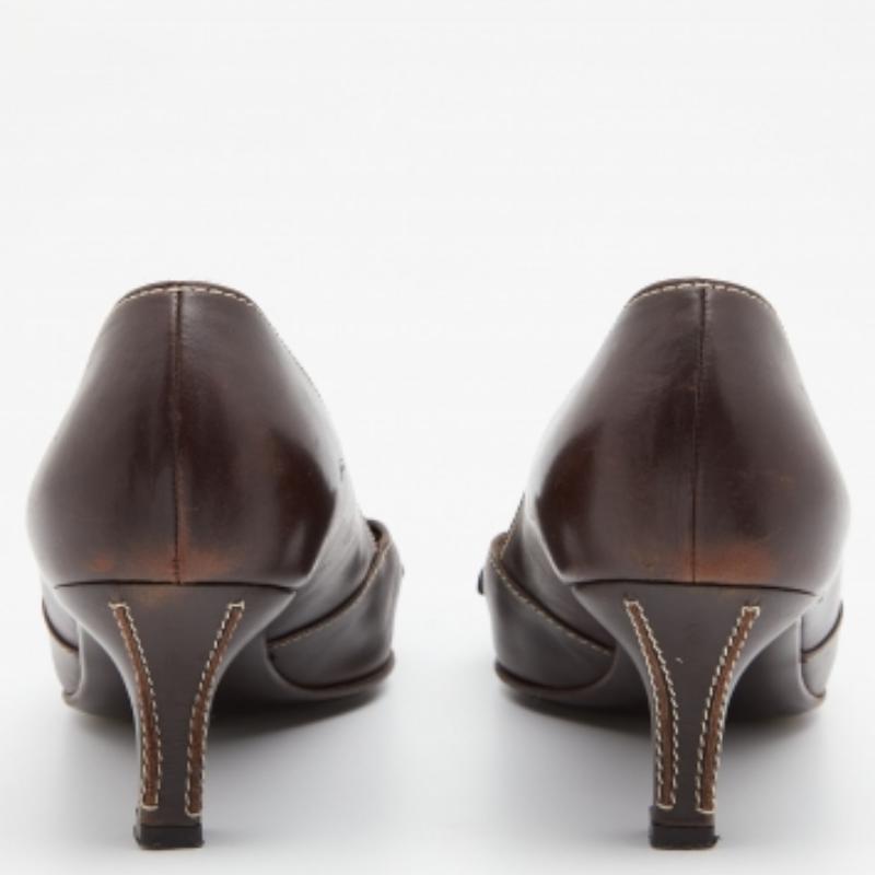 Salvatore Ferragamo Vintage Brown Leder Spitze Zehenpumps Größe 40.5 im Angebot 1