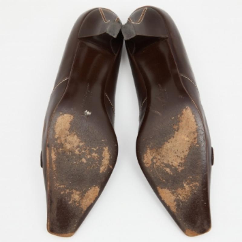 Salvatore Ferragamo Vintage Brown Leder Spitze Zehenpumps Größe 40.5 im Angebot 2