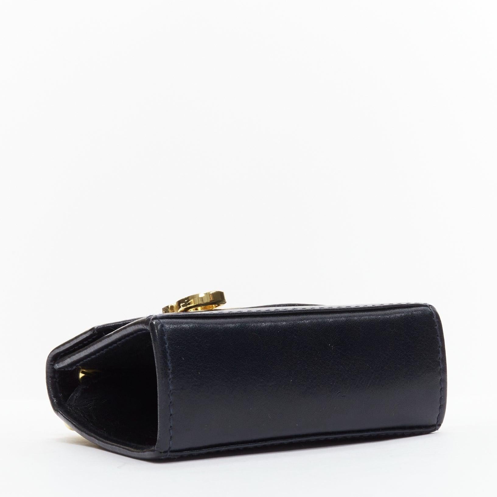 SALVATORE FERRAGAMO Vintage Gancini noir chaîne or mini sac ceinture en vente 2