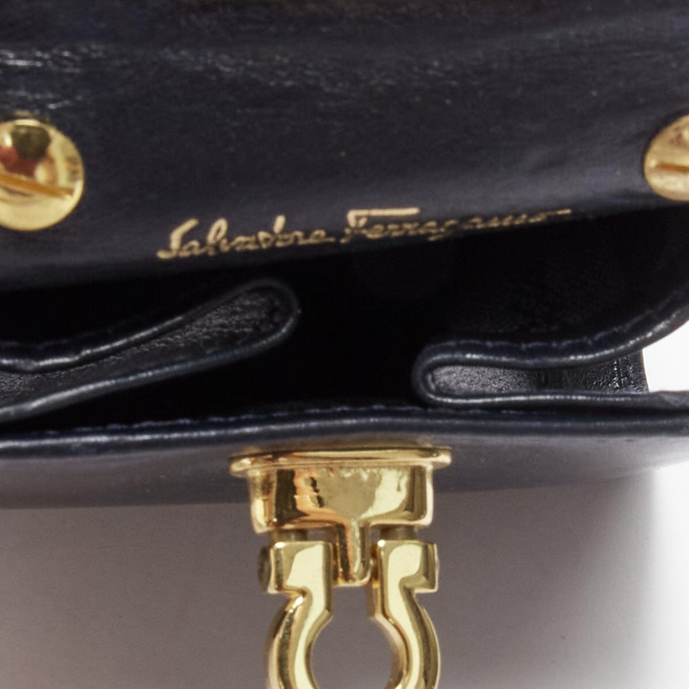 SALVATORE FERRAGAMO Vintage Gancini noir chaîne or mini sac ceinture en vente 5