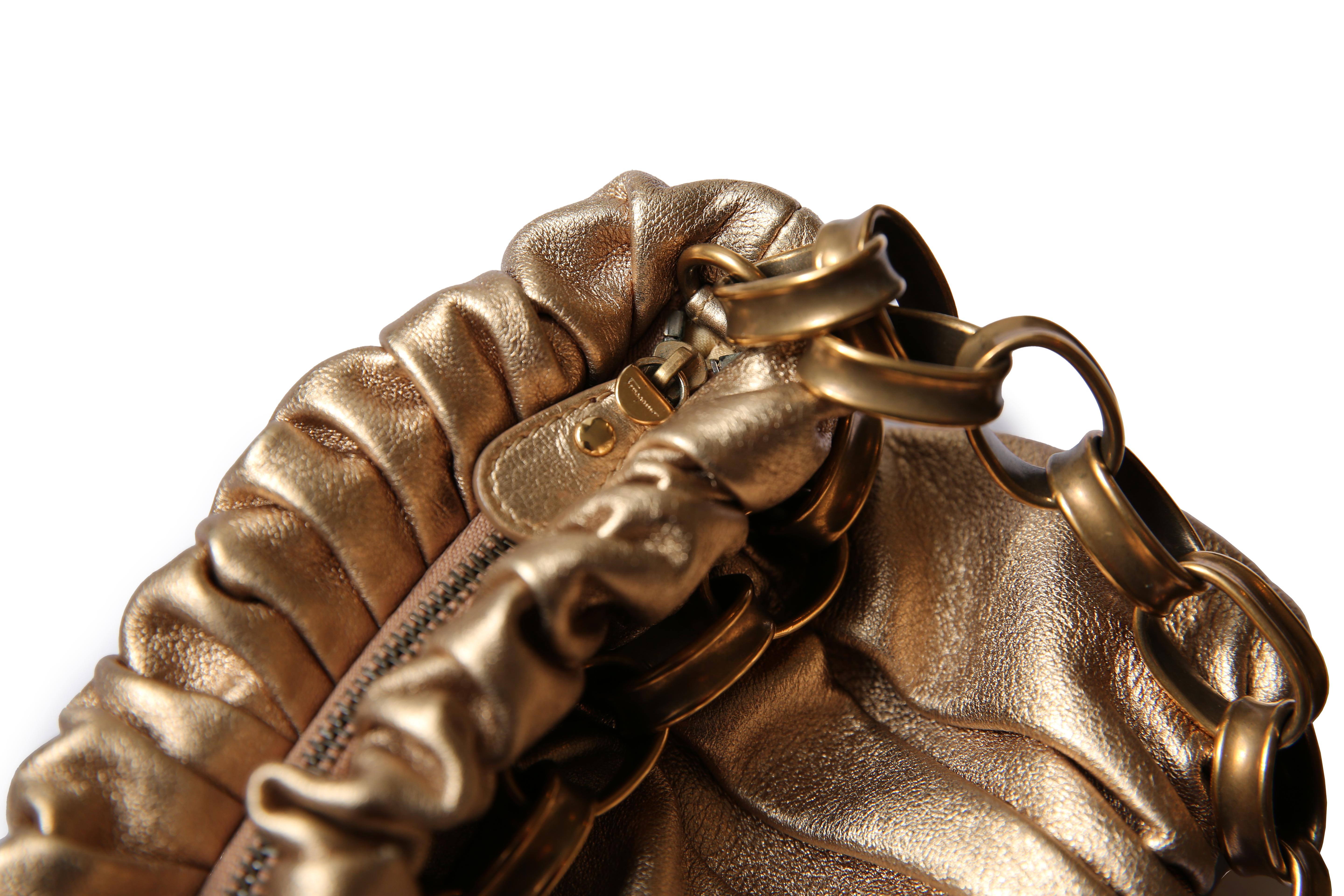 Marron Salvatore Ferragamo - Sac à bandoulière vintage en cuir doré à chaîne épaisse avec bracelet en vente