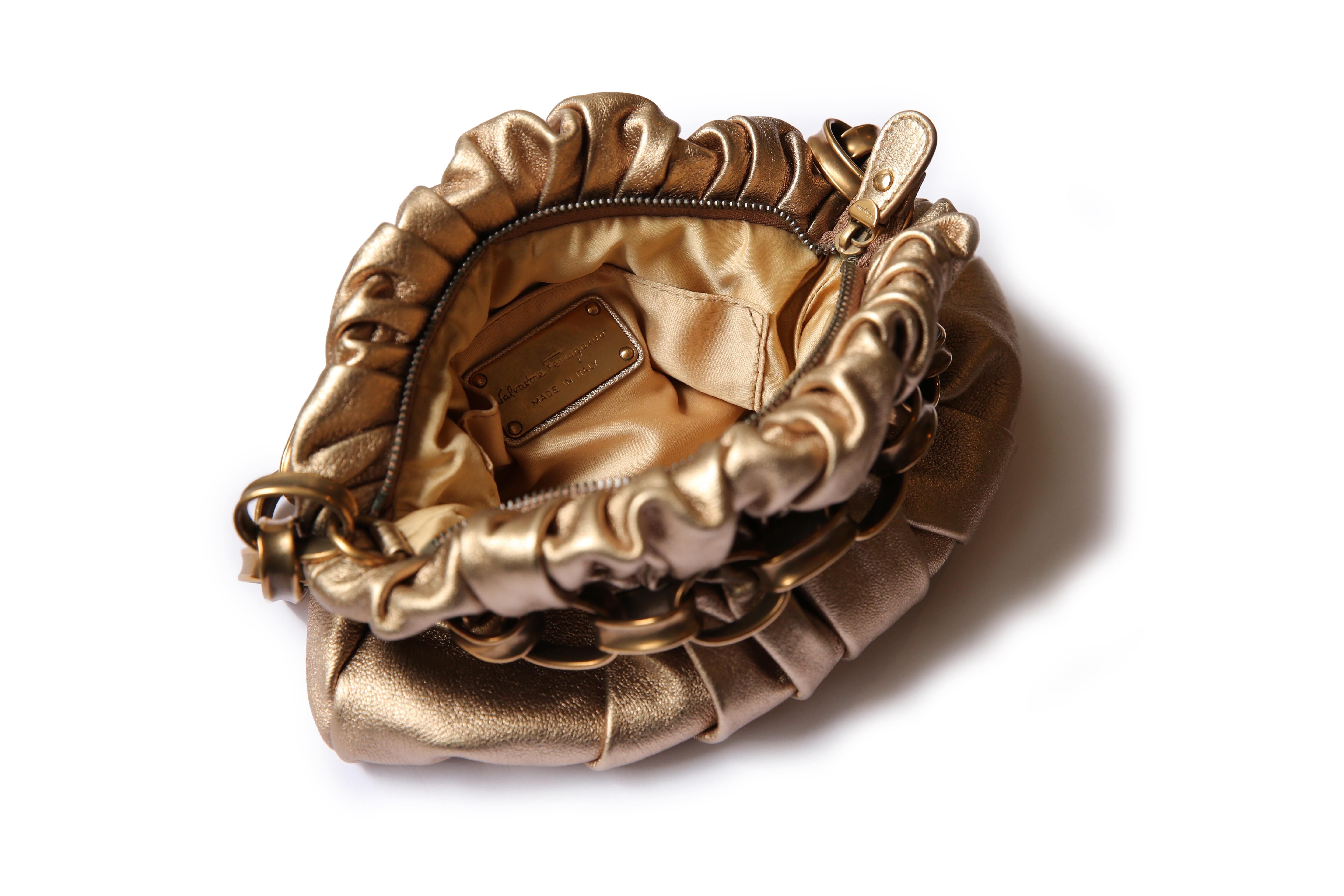 Salvatore Ferragamo - Sac à bandoulière vintage en cuir doré à chaîne épaisse avec bracelet Excellent état - En vente à Paris, FR