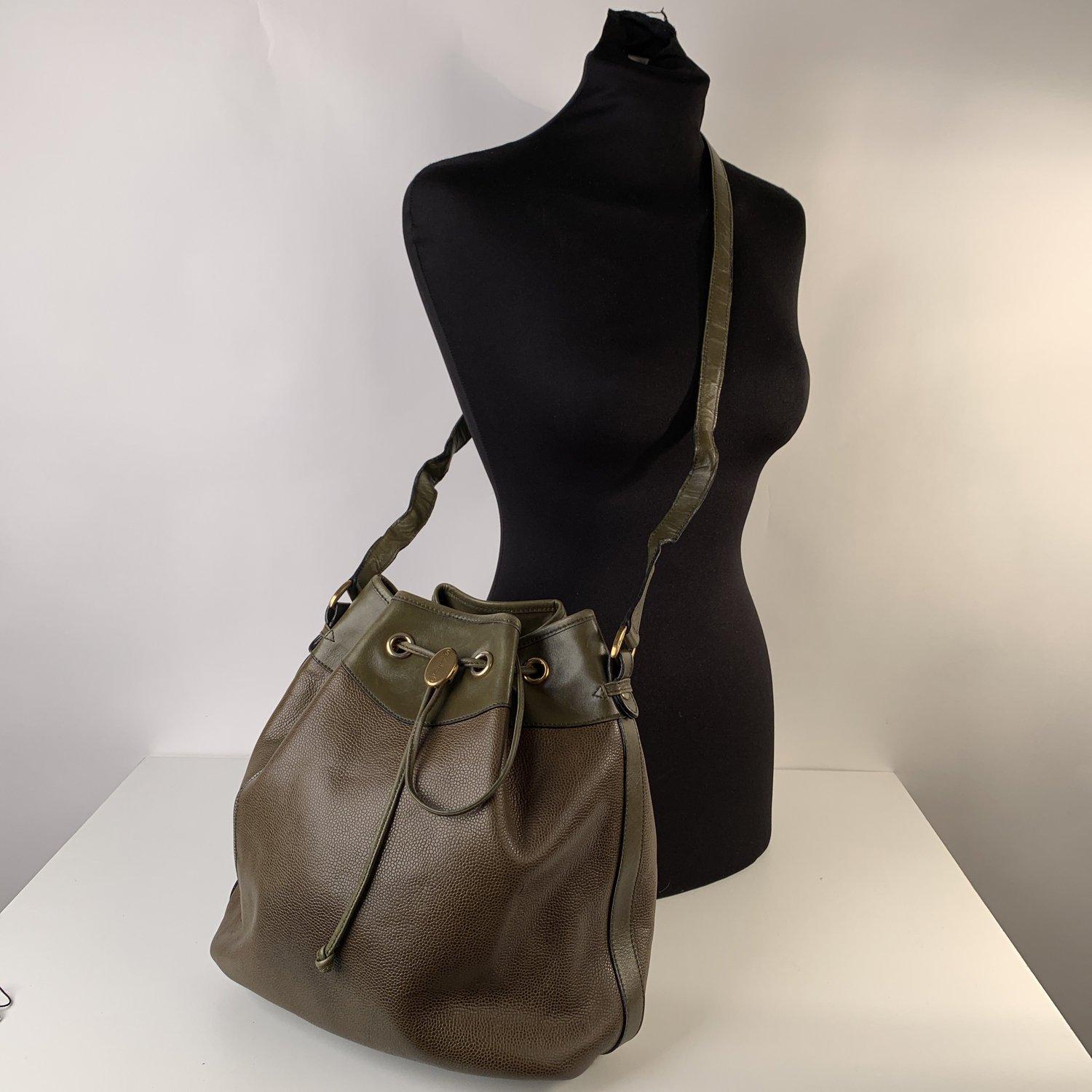 MATERIAL: Leather COLOR: Green MODEL: Bucker Bag GENDER: Women SIZE: Medium Condition B :GOOD CONDITION - Some light wear of use - some scratches on leather, some small dark stains on leather due to normal use, some wear of use on the internal