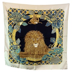 Sciarpa in seta con stampa leone e uccelli di Salvatore Ferragamo Vintage