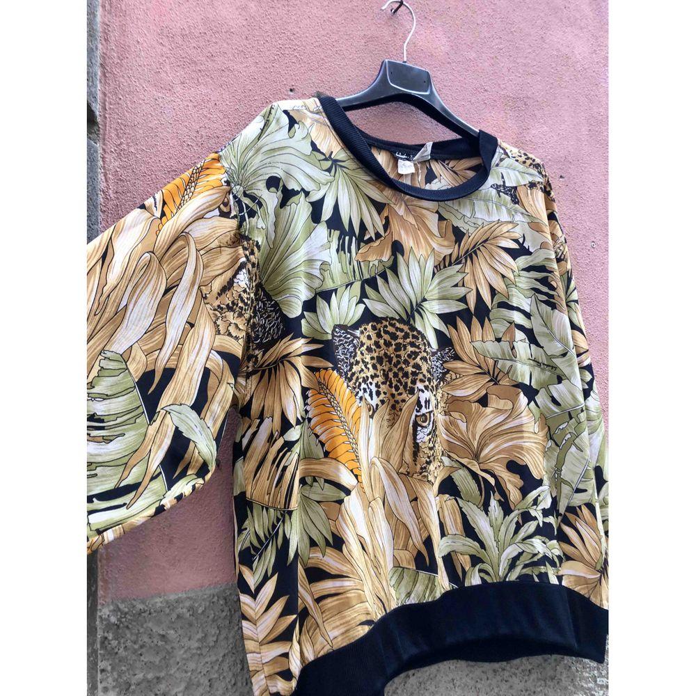 Salvatore Ferragamo Vintage Silk Top in Multicolour

Salvatore Ferragamo Vintage blouse, 100% silk and one size indicated. The typical fauna and flora fantasy is beautiful. Shoulder 56cm wide, sleeve 50cm, bust and waist 60cm, long 60cm. It shows