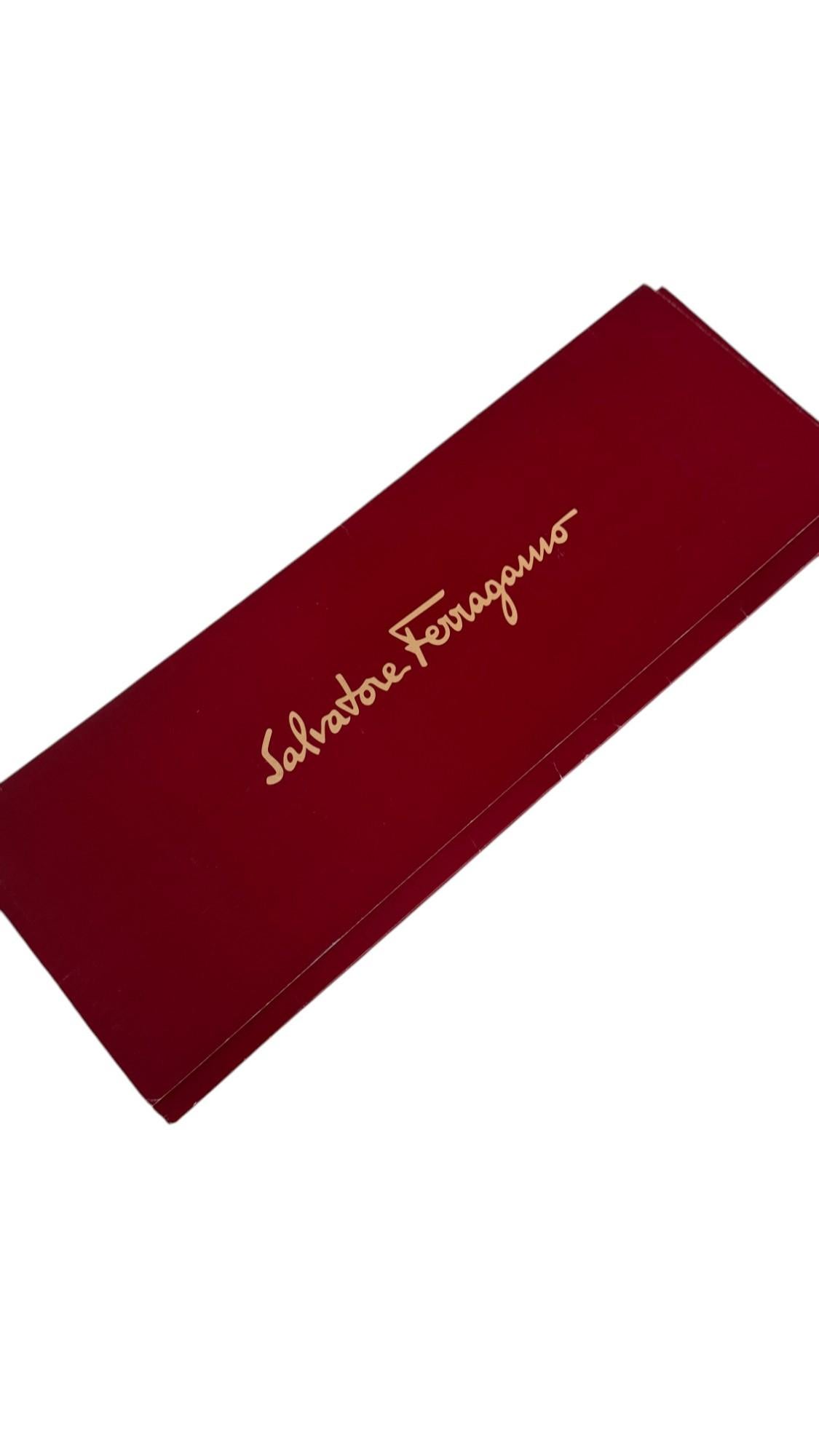 Diese Vintage-Krawatte von Salvatore Ferragamo zeigt einen lebhaften Allover-Blumenprint mit kleinen, stilisierten Blumen in Lila-, Gelb-, Blau- und Grüntönen auf einem leuchtend kobaltblauen Seidengrund. Das charmante und verspielte Motiv ist Teil