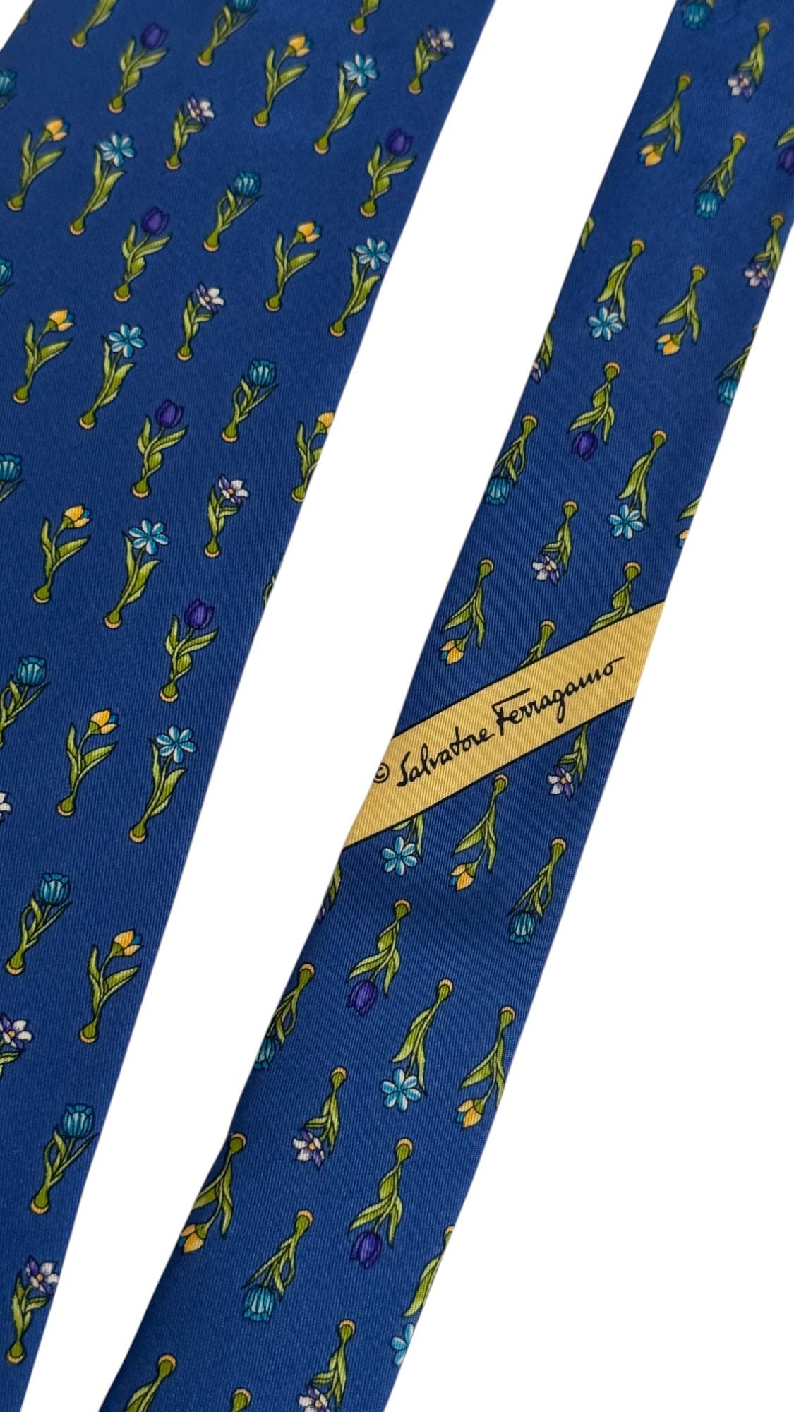 Salvatore Ferragamo Vintage Krawatte - Blaue Seide mit mehrfarbigem Blumendruck im Angebot 2