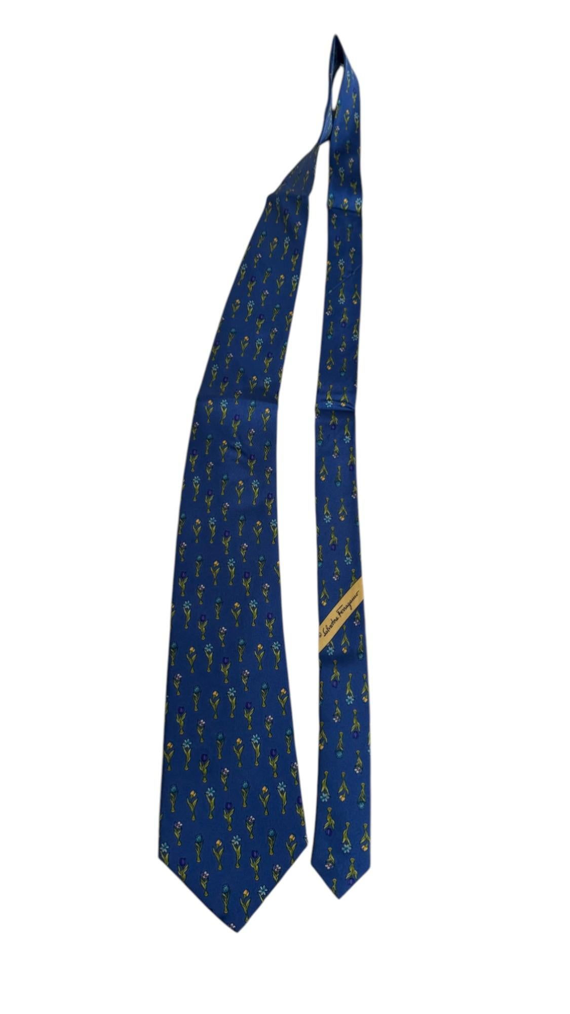 Salvatore Ferragamo Vintage Krawatte - Blaue Seide mit mehrfarbigem Blumendruck im Angebot 3