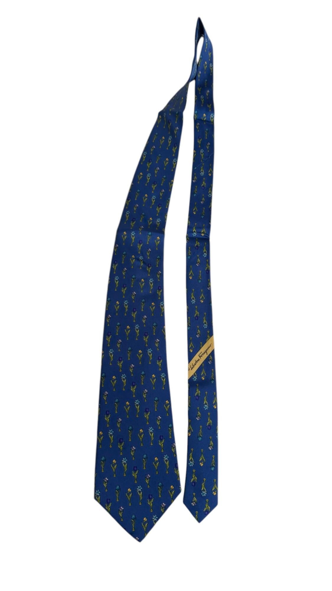 Salvatore Ferragamo Vintage Krawatte - Blaue Seide mit mehrfarbigem Blumendruck im Angebot 4