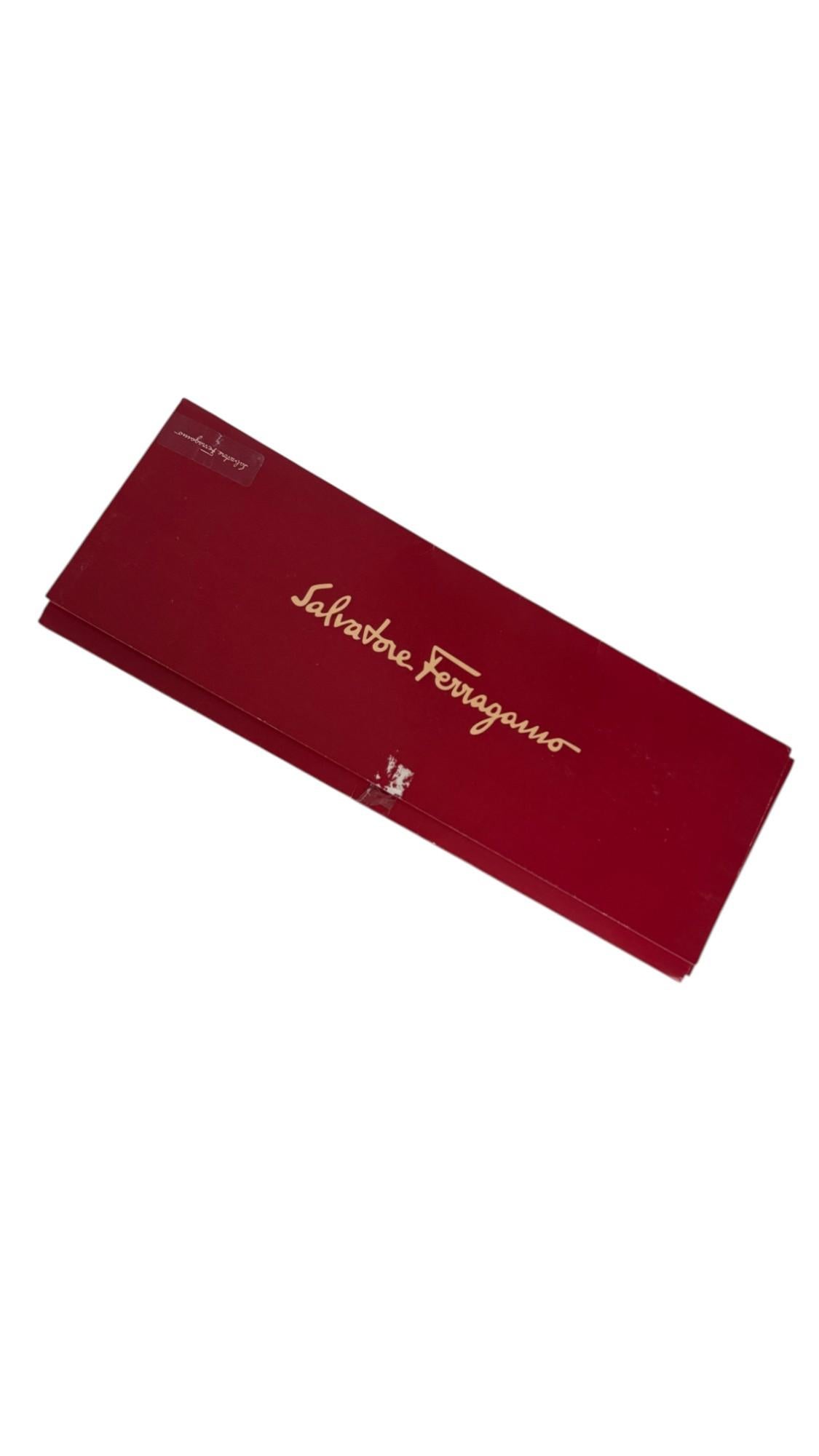 Diese Vintage-Krawatte von Salvatore Ferragamo zeigt ein lebendiges und detailliertes Motiv von Oldtimern und karierten Flaggen vor einem Hintergrund aus bordeauxfarbener Seide in der Originalverpackung. Das skurrile und doch raffinierte Design ist