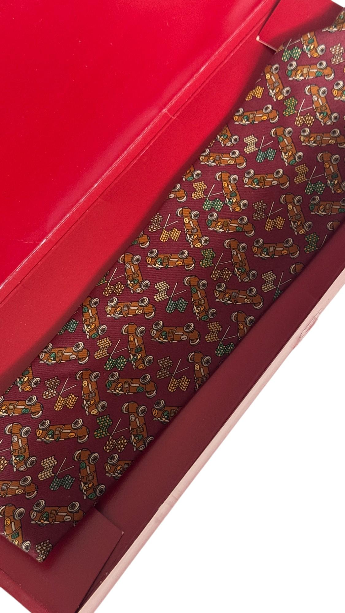 Salvatore Ferragamo Vintage Krawatte - Rennwagen und karierte Flagge Druck - Burgunderrot für Damen oder Herren im Angebot