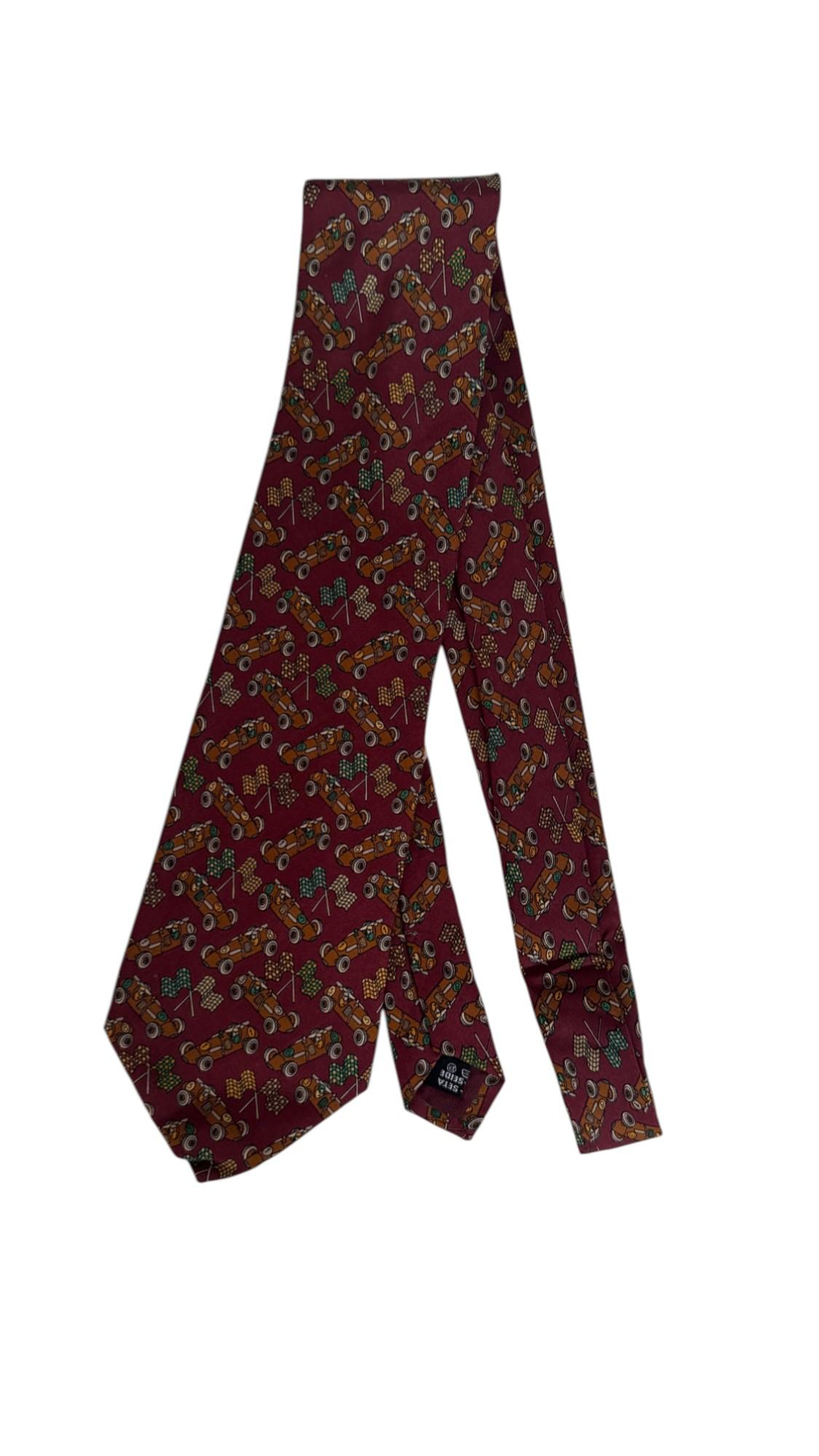 Salvatore Ferragamo Vintage Krawatte - Rennwagen und karierte Flagge Druck - Burgunderrot im Angebot 1