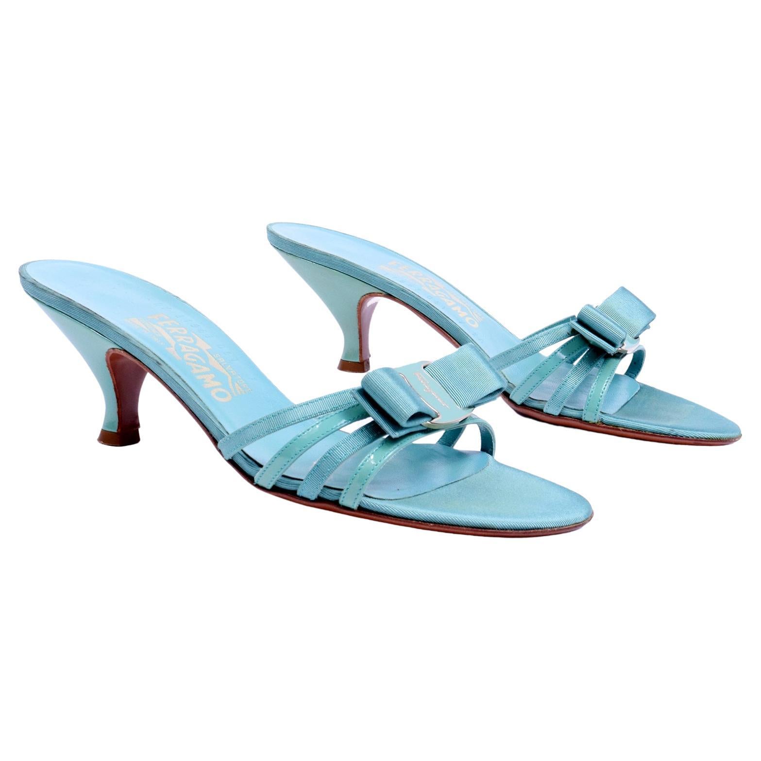 Salvatore Ferragamo - Sandales vintage bleu turquoise avec nœud et talons bas Excellent état - En vente à Portland, OR