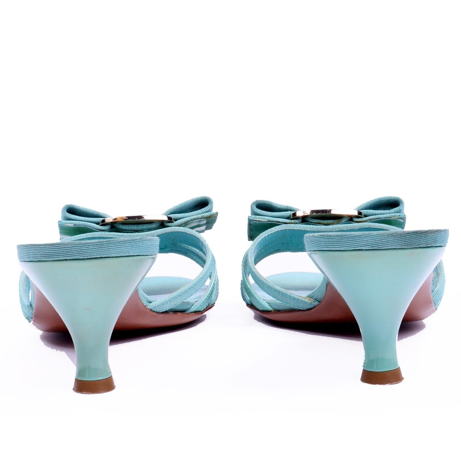 Salvatore Ferragamo - Sandales vintage bleu turquoise avec nœud et talons bas Pour femmes en vente