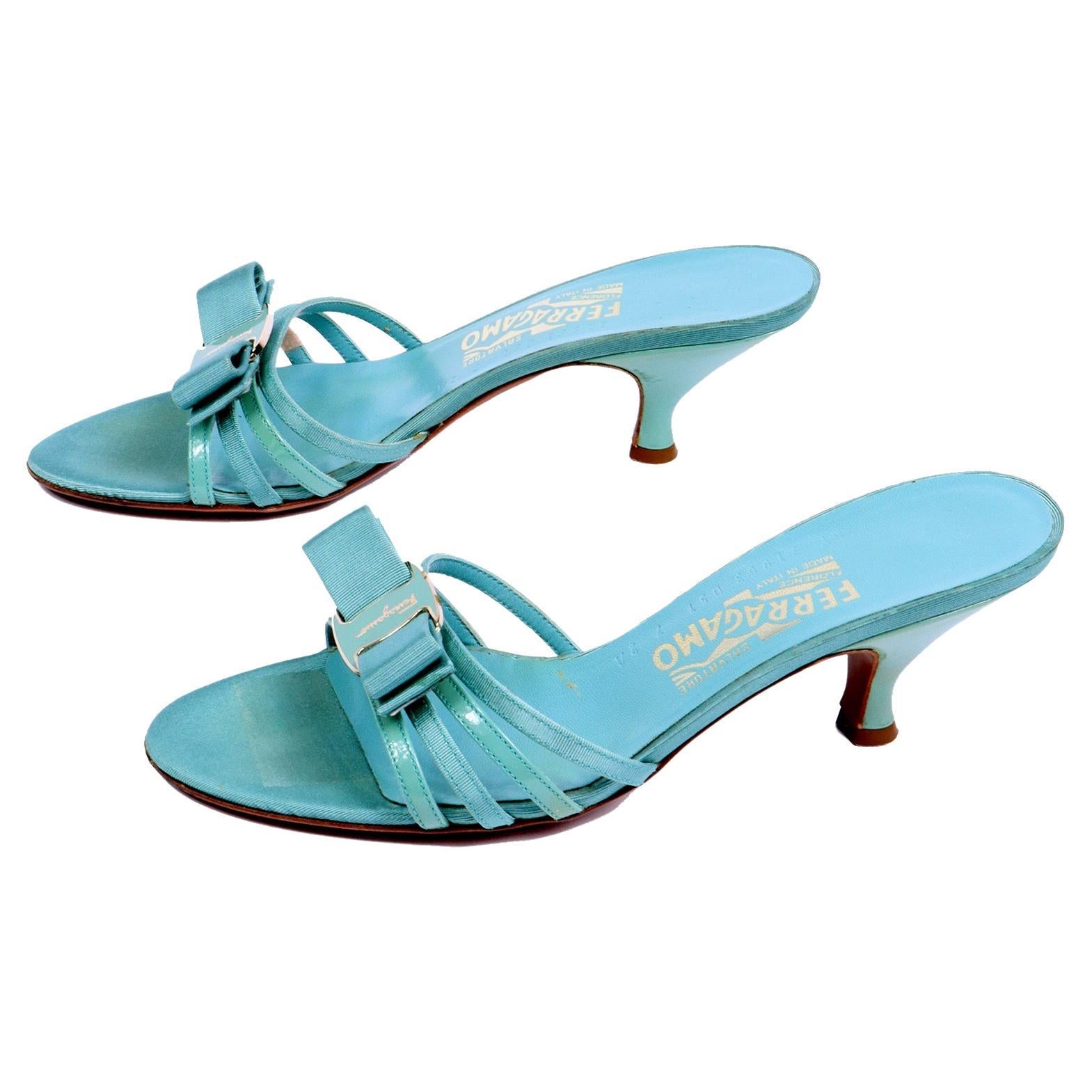 Salvatore Ferragamo Vintage Türkisblaue Sandalen mit tiefem Absatz und Schleife