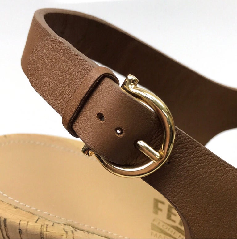 Chaussures à semelles compensées Salvatore Ferragamo avec bretelles  marron-7,5 En vente sur 1stDibs