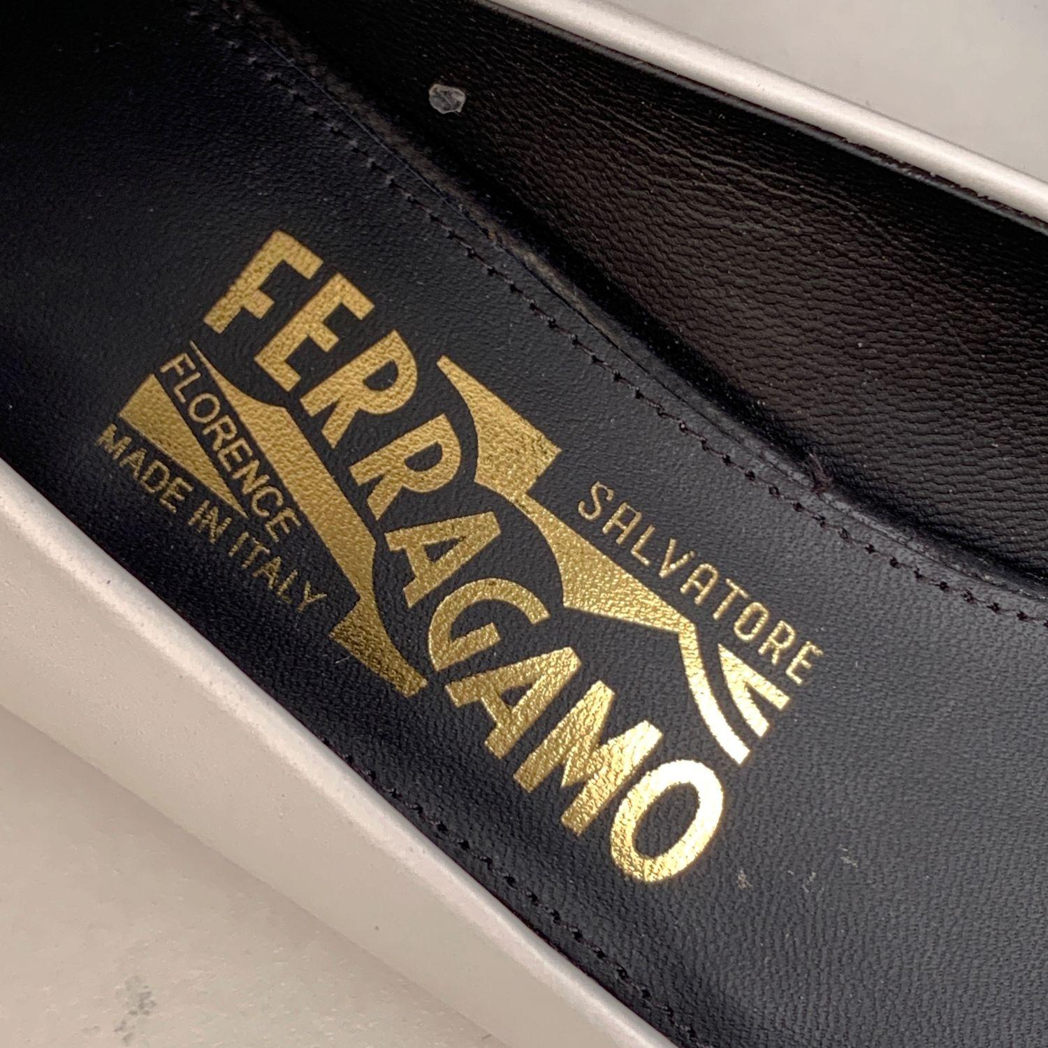 Salvatore Ferragamo White and Black Leather Ivrea Ct Pumps 7.5C 38C In New Condition In Rome, Rome