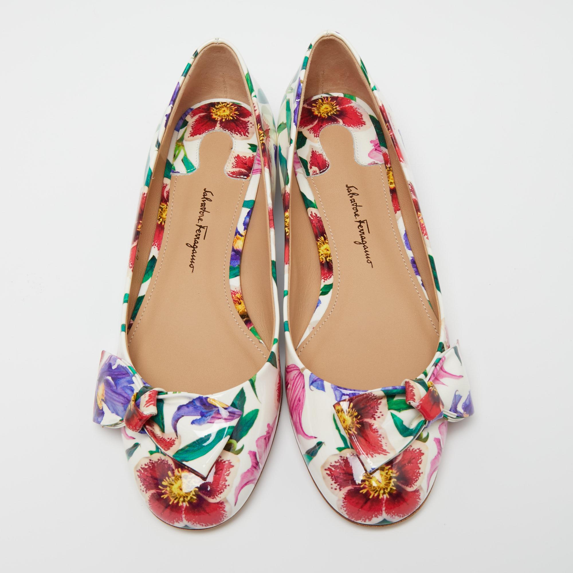 Updated with beautiful floral print, these Salvatore Ferragamo flats reflect fun and trendy appeal. They are adorned with an Avola bow on the round toes and have a slip-on fitting. With low heels, this patent leather creation aims for a comfortable