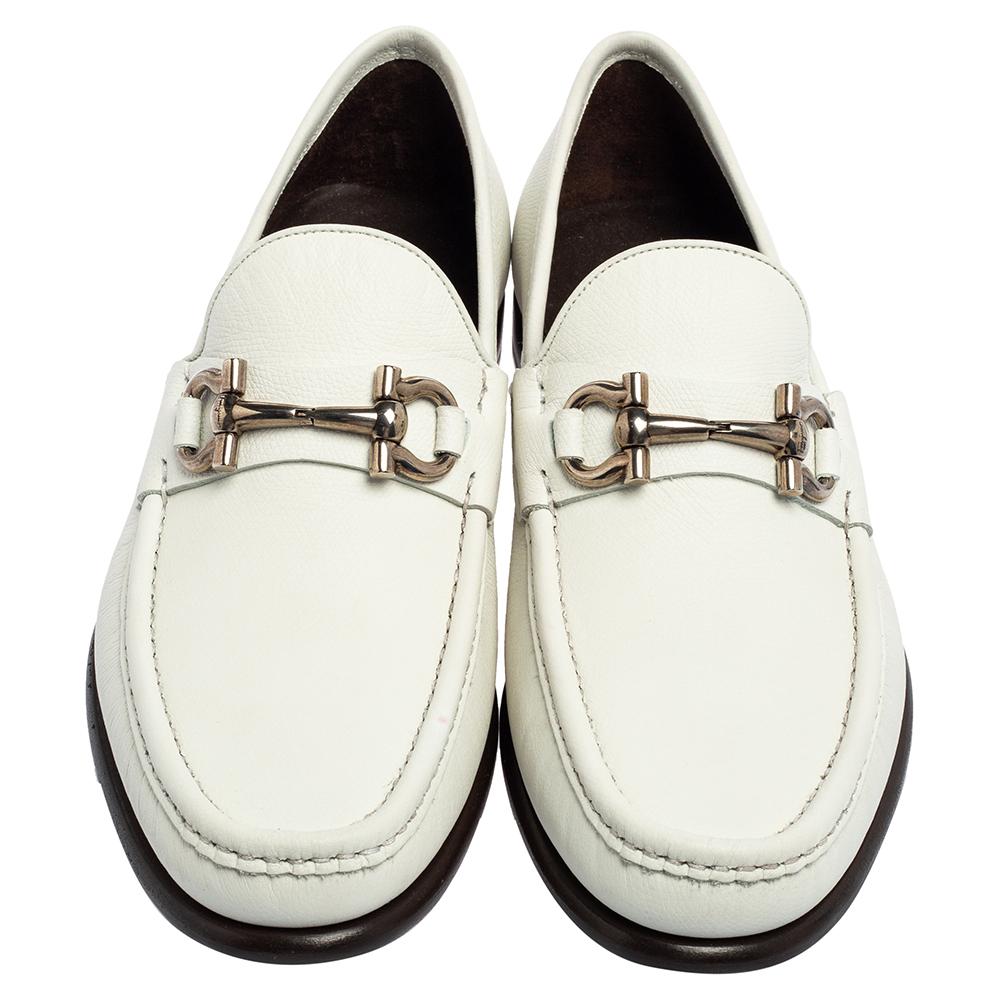 These smart and stylish pair of loafers is a perfect piece of accessory that will wear through professional setting as well as both casual occasions with ease. Crafted in grained leather, these Salvatore Ferragamo loafers feature silver-tone Gancini