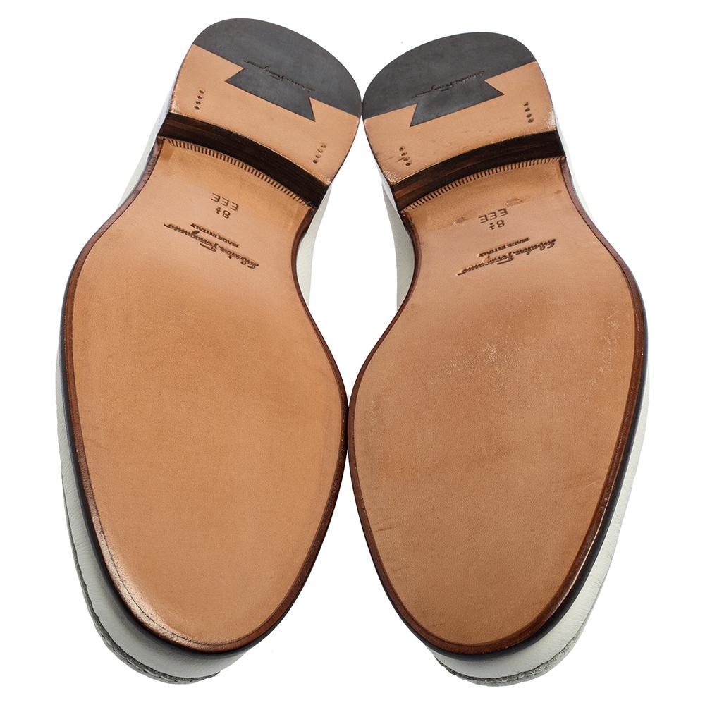 Salvatore Ferragamo White Grained Leather Gancini Bit Loafers Size 42.5 In New Condition In Dubai, Al Qouz 2