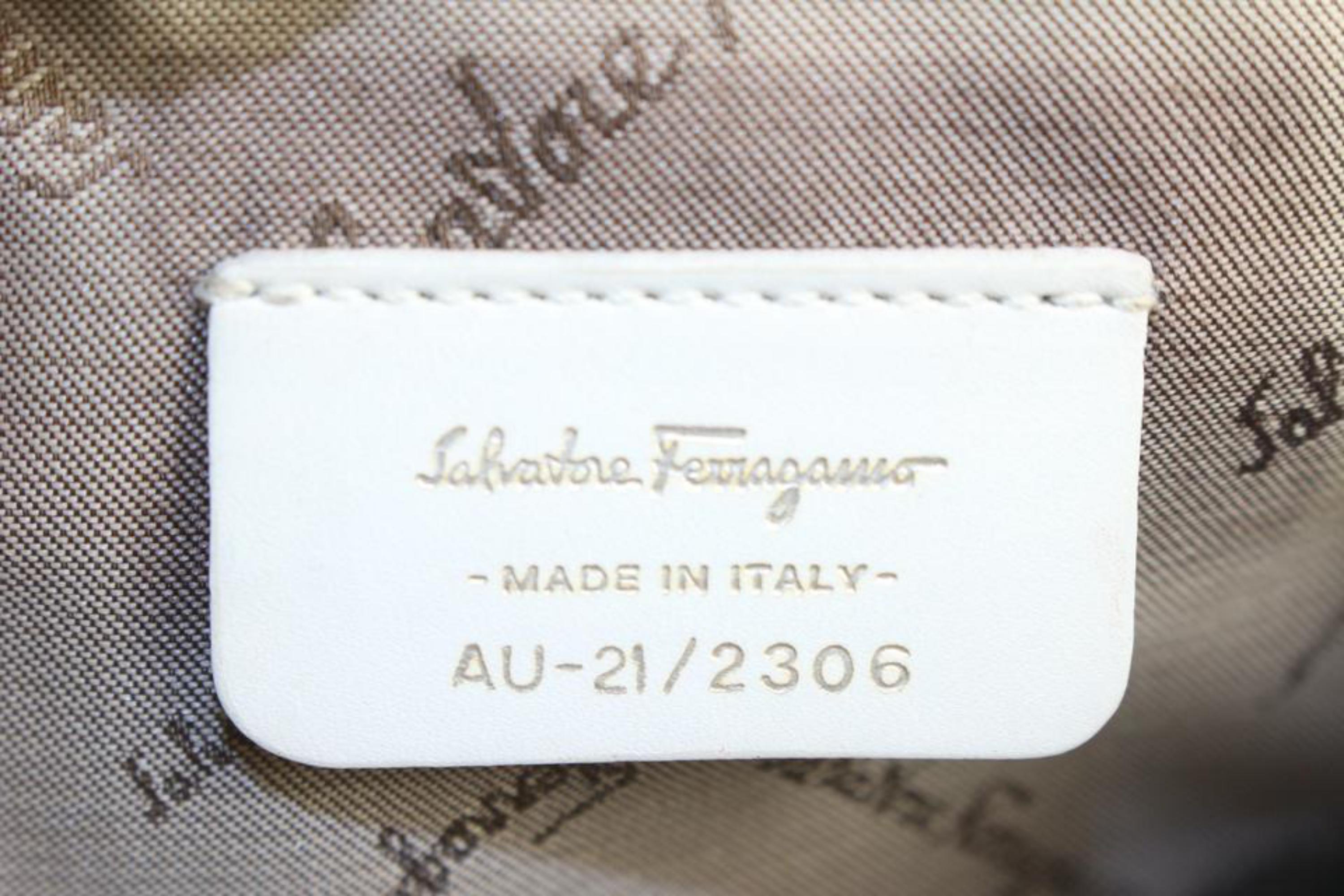 Salvatore Ferragamo Weißes Leder Gancini Logo Pochette-Armband 1216sf32 im Zustand „Gut“ im Angebot in Dix hills, NY