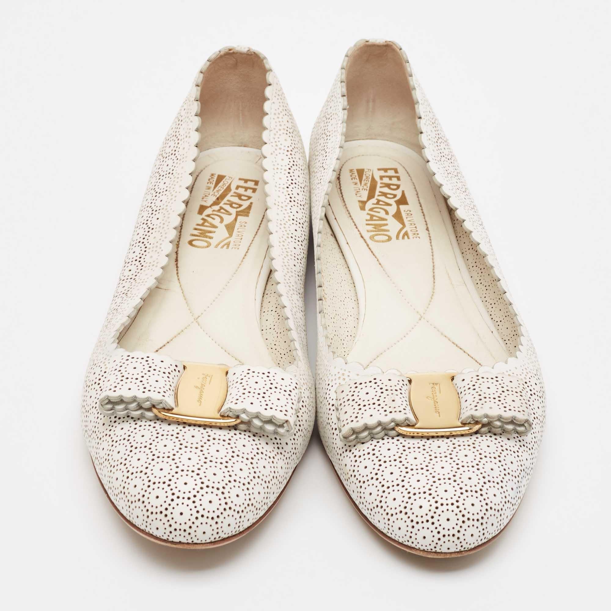 Salvatore Ferragamo White Perforated Leather Varina Ballet Flats Size 39.5 In Fair Condition In Dubai, Al Qouz 2