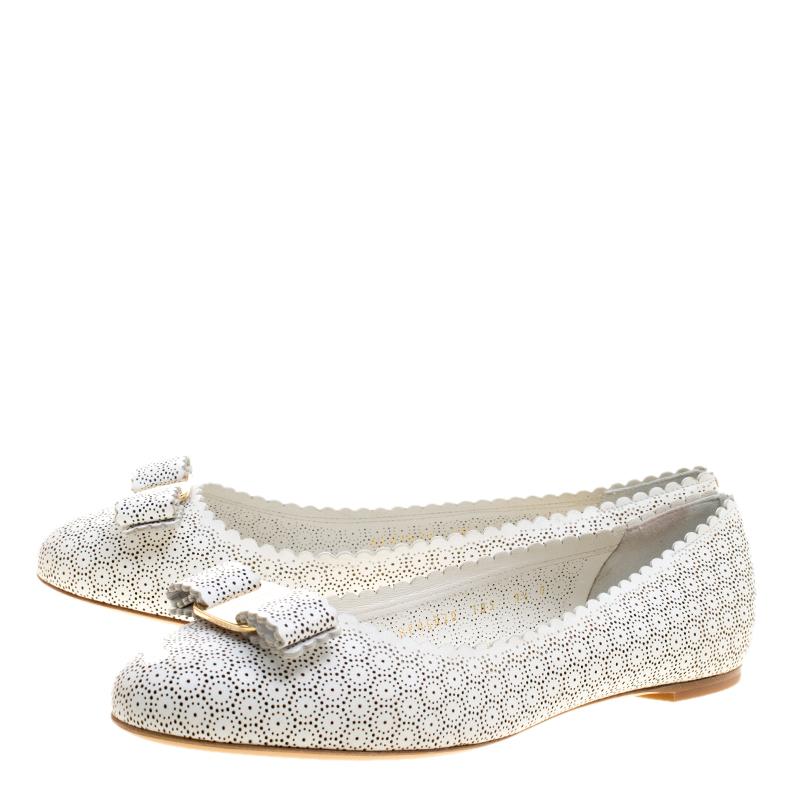 Salvatore Ferragamo Weiß Perforierte Leder Varina Spitze Ballett Flats Größe 40 2