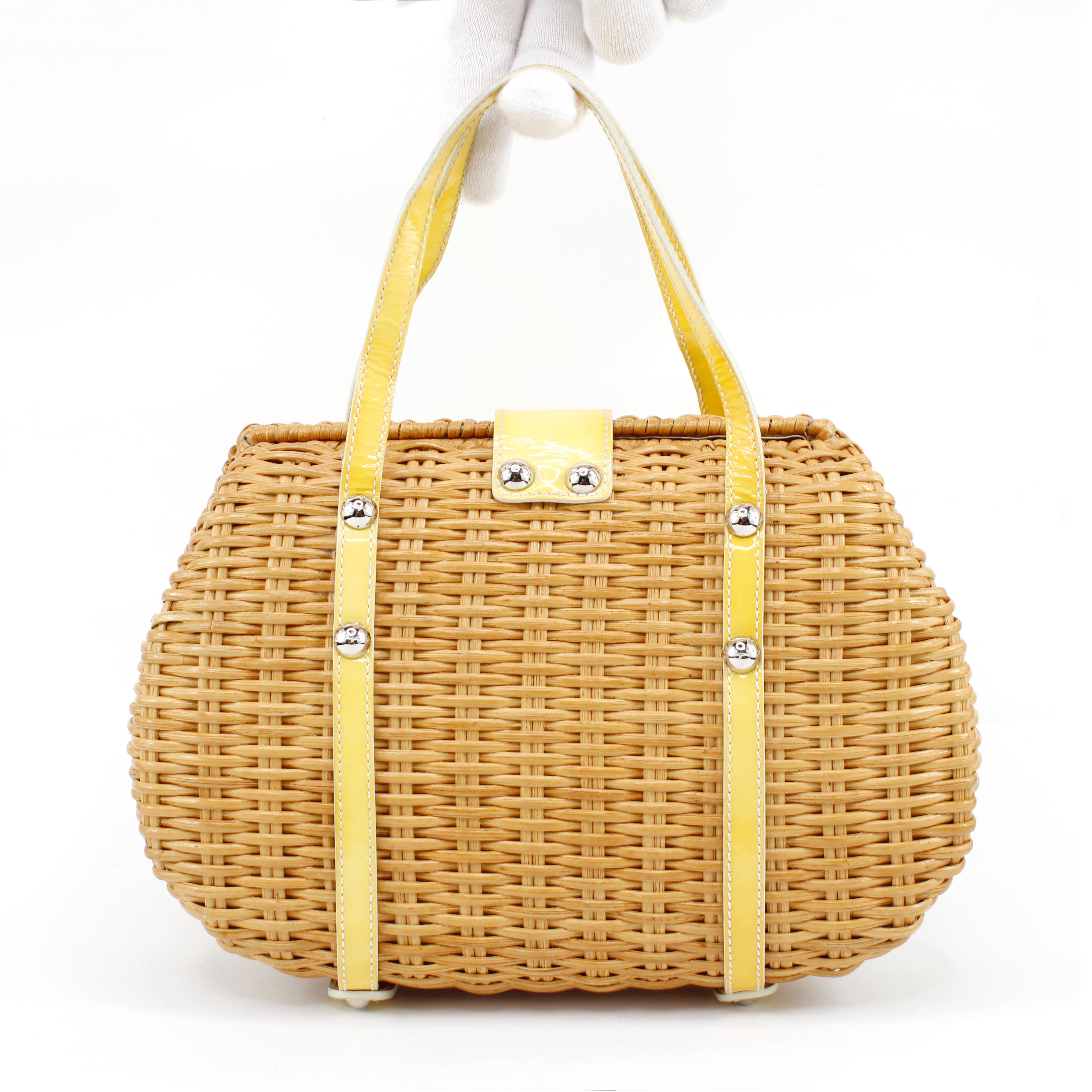 Salvatore Ferragamo bag in wicker + yellow patent leather, silver hardware, internal in silk color champagne. 

Condition: 
Really good.

Measurements: 
Width: 26 cm
Height: 16 cm
Depth: 7 cm