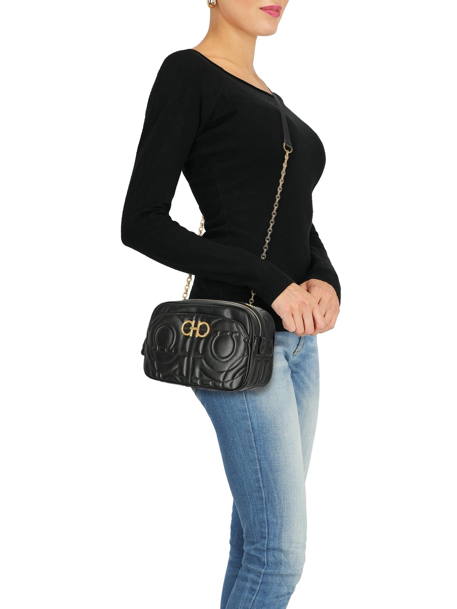 Bag, leather, solid color, iconic detail, adjustable shoulder strap, zipper fastening, gold-tone hardware, external pocket, internal pockets, day bag

Includes:
- Dust bag
- Product care

Product Condition: Excellent

Measurements:
Height: 14