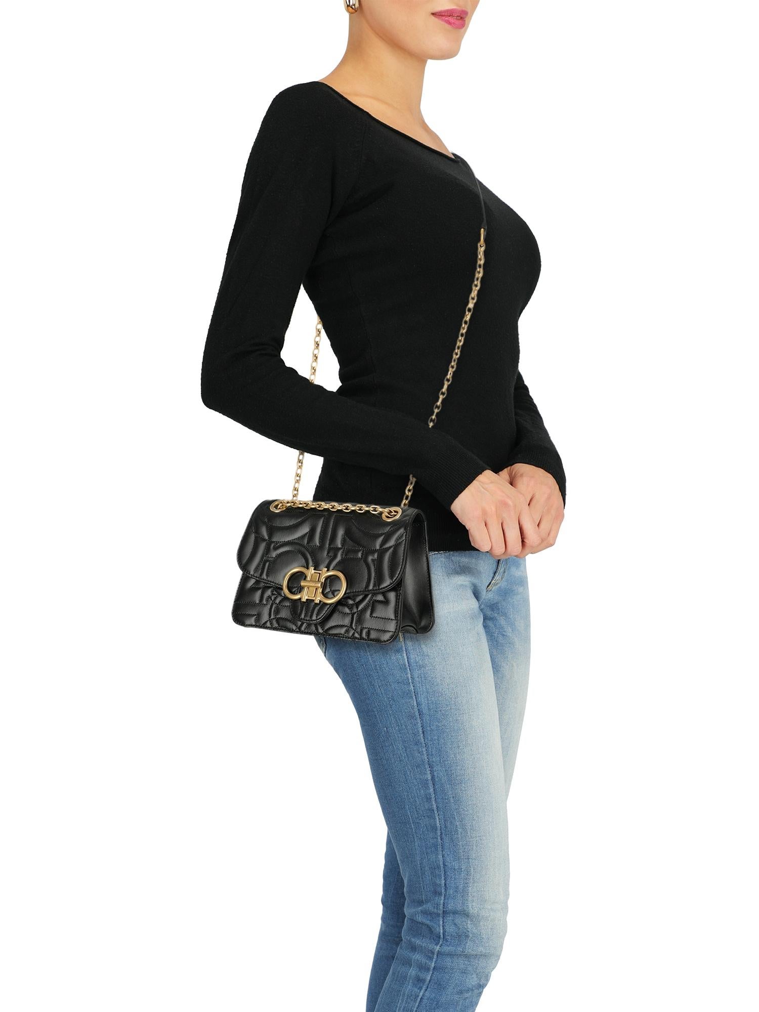 Cross body bag, leather, solid color, front logo, turn-lock closure, gold-tone hardware, internal zipped pocket

Includes:
- Shoulder strap
- Box
- Dust bag

Product Condition: Excellent

Measurements:
Height: 11 cm
Depth: 8 cm
Width: 18 cm
Shoulder
