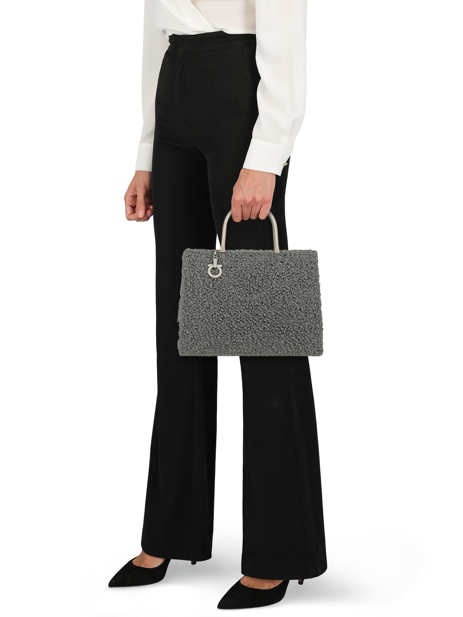 Product Description: Bag, wool, solid color, logo placard, magnetic closure, silver-tone hardware, internal pouch

Includes:
- Shoulder strap

Product Condition: Excellent
Hardware: negligible marks.

Measurements:
Height: 21 cm
Depth: 14 cm
Width: