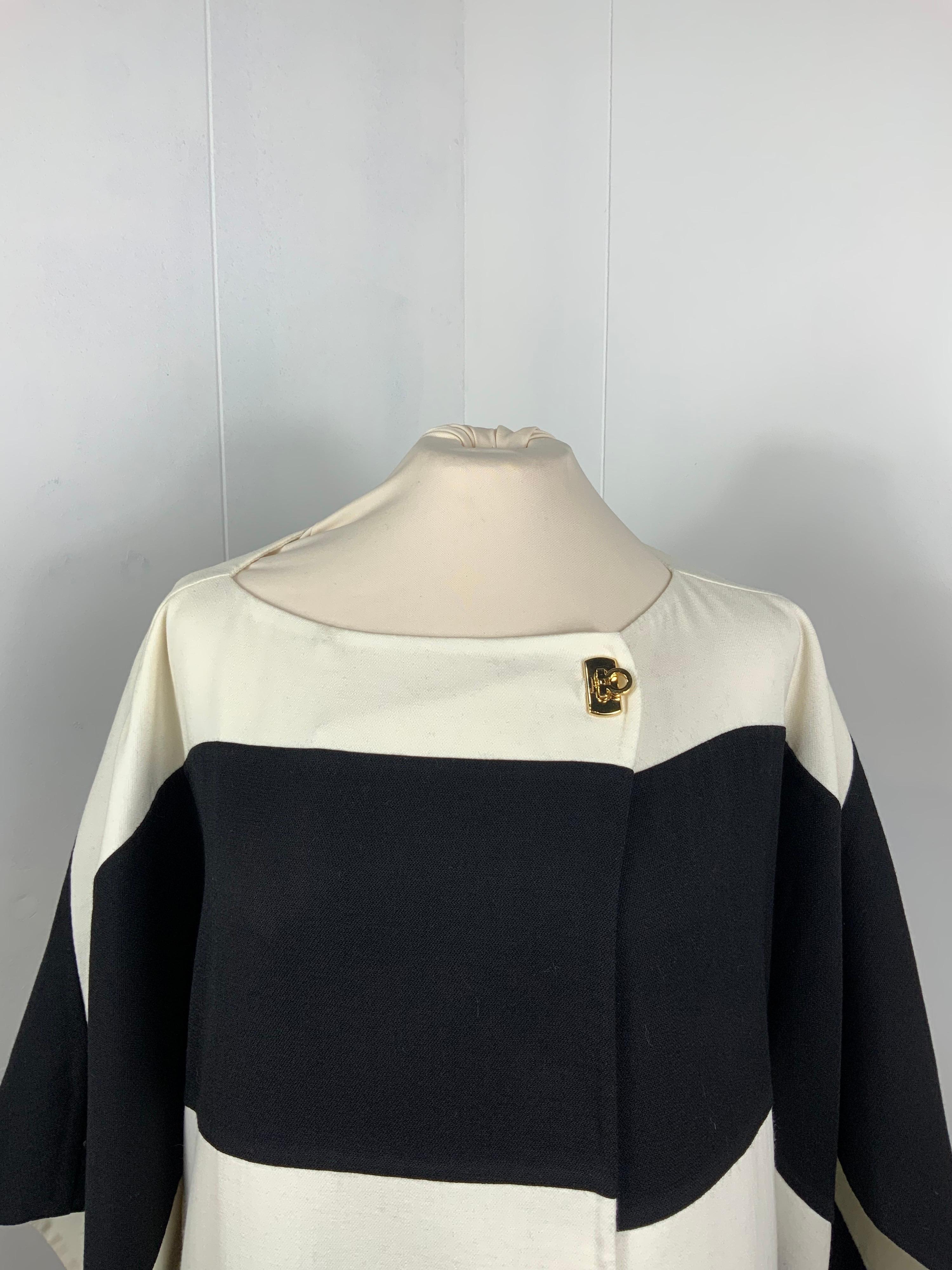Salvatore Ferragamo Cloak.
100% virgin wool.
Featuring gold hardware and 2 front pockets.
Size 38 Italian.
Shoulders 40 cm
Bust 44 cm
Length 92 cm
Sleeves 36 cm
Conditions: Good - Previously owned and gently worn, with little signs of use. May show