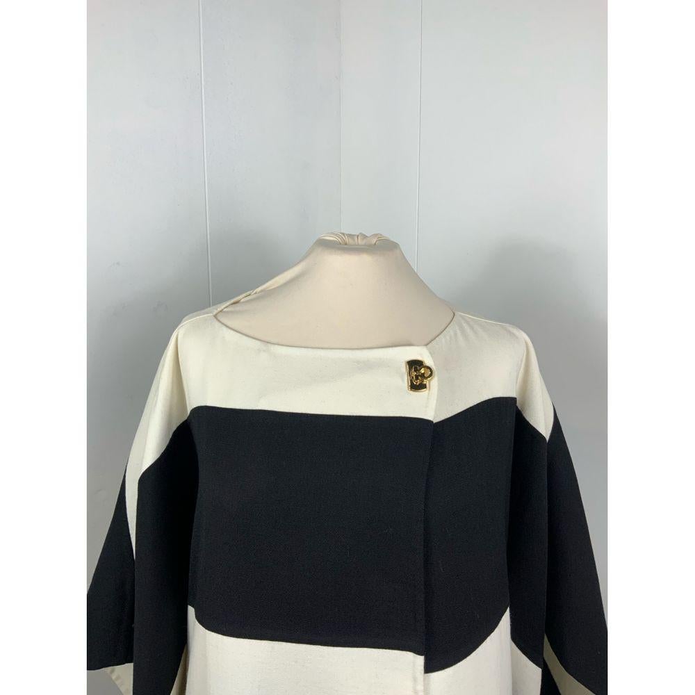 Salvatore Ferragamo Wool Coat in Multicolour

Salvatore Ferragamo Cloak.
100% virgin wool.
Featuring gold hardware and 2 front pockets.
Size 38 Italian.
Shoulders 40 cm
Bust 44 cm
Length 92 cm
Sleeves 36 cm
Conditions: Good - Previously owned and