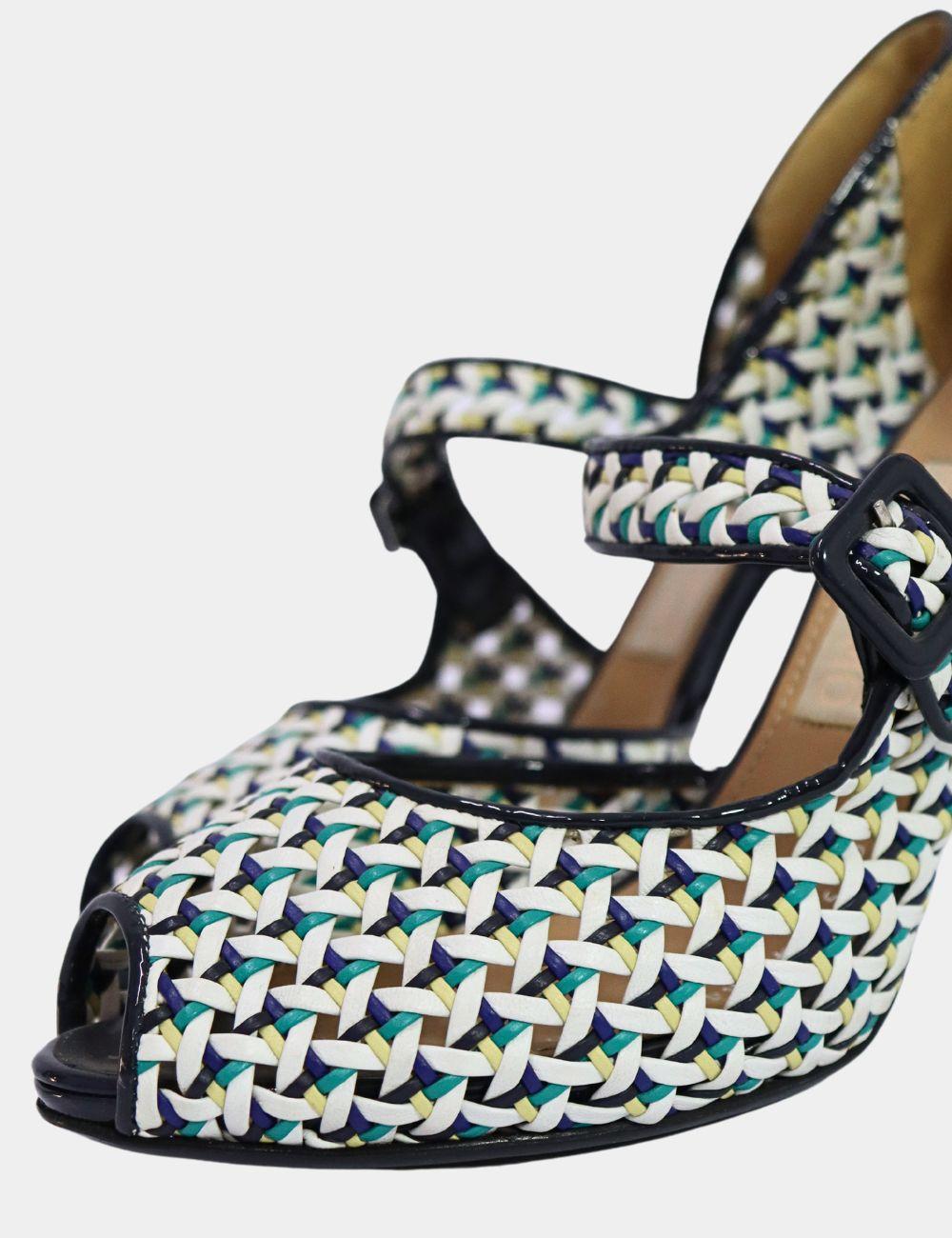Salvatore Ferragamo Woven Pumps, features a peep toe, stiletto heels, and woven leather.

Material: Leather
Size: US 9.5
Heel: 10cm
Overall Condition: Excellent
Interior Condition: Like New
Exterior Condition: Like New