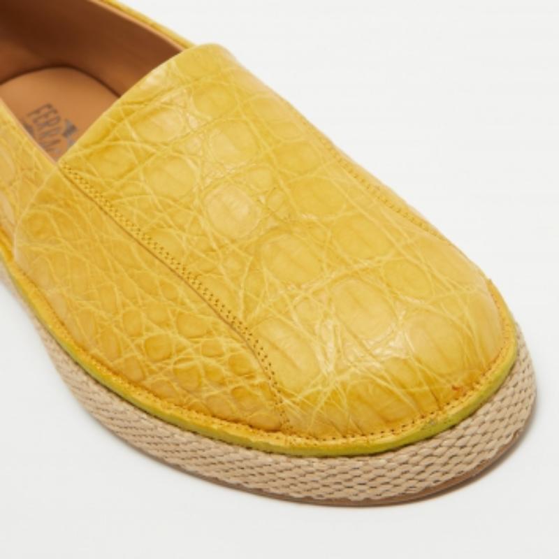 Salvatore Ferragamo Espadrilles Lampedusa en crocodile jaune Taille 43 Bon état - En vente à Dubai, Al Qouz 2