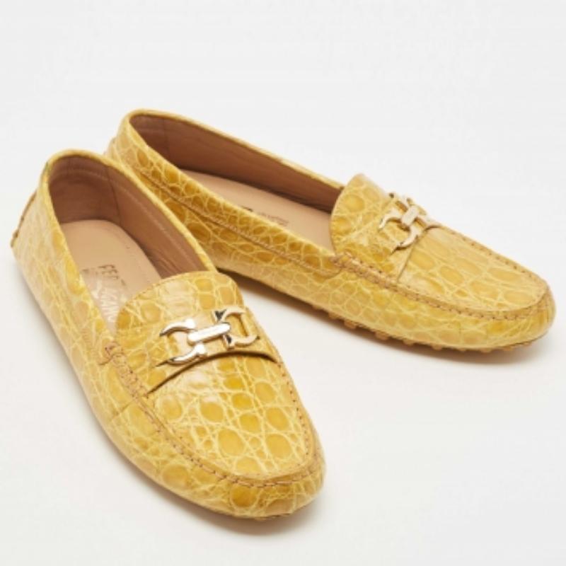 Salvatore Ferragamo Yellow Crocodile Vera Loafers Size 40.5 Bon état - En vente à Dubai, Al Qouz 2