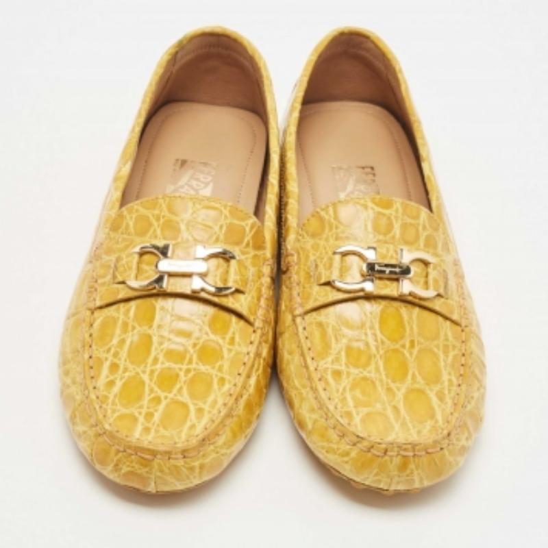 Salvatore Ferragamo Yellow Crocodile Vera Loafers Size 40.5 Pour femmes en vente
