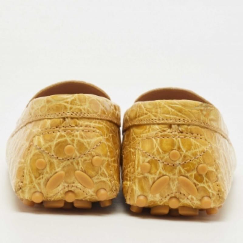 Salvatore Ferragamo Yellow Crocodile Vera Loafers Size 40.5 en vente 1